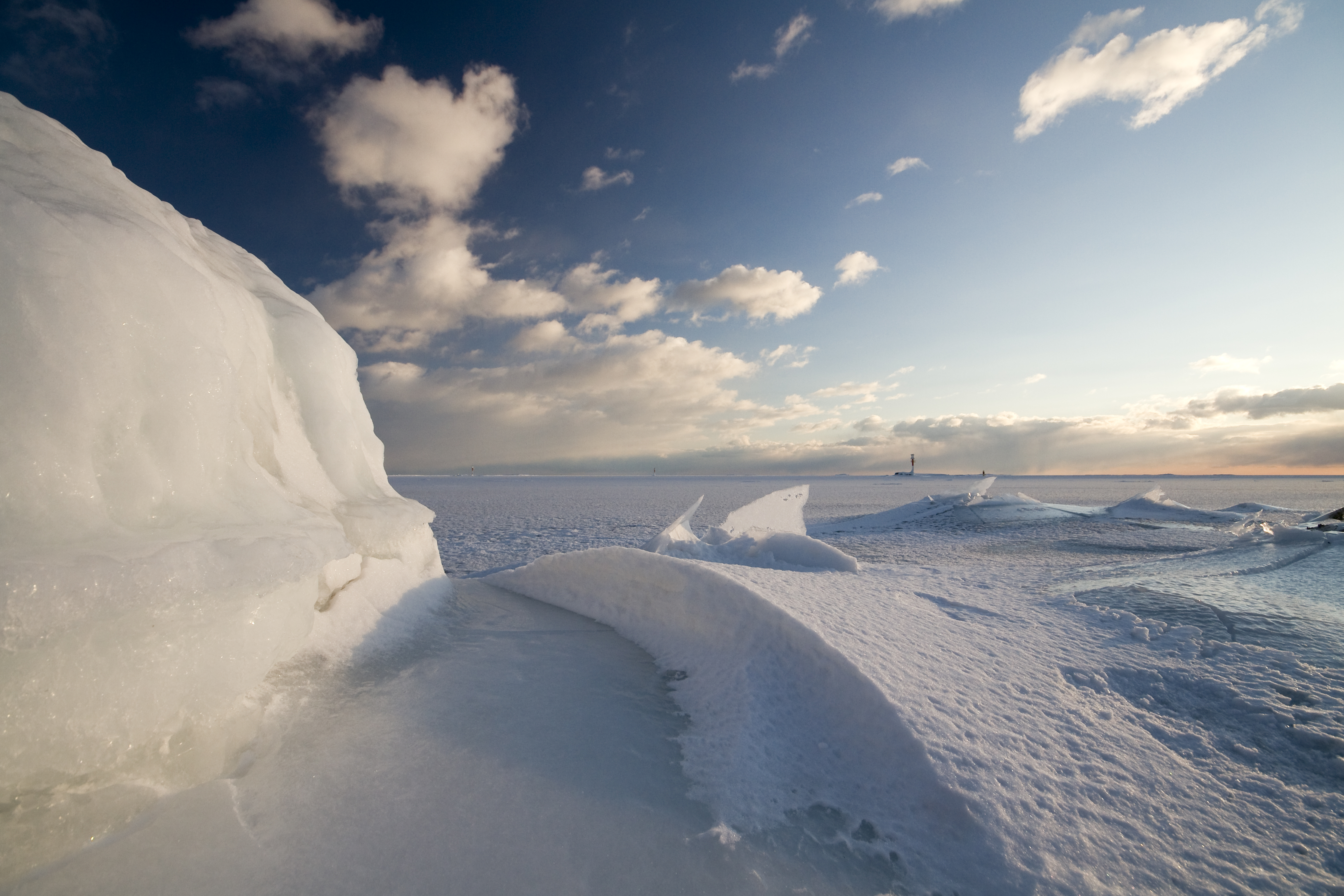 un paisaje del archipiélago invernal cubierto de nieve en Finlandia