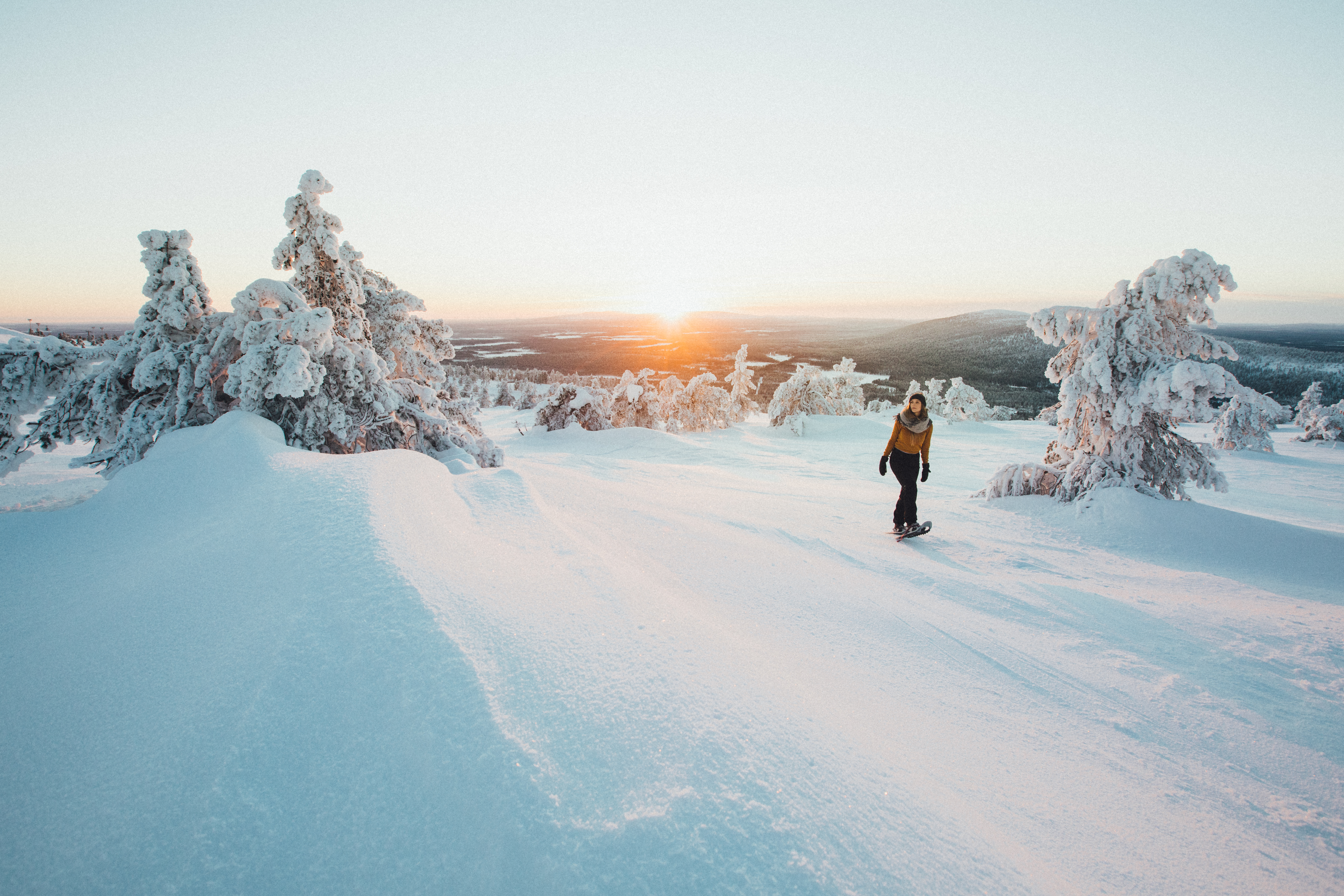 une personne faisant de la raquette en Laponie hivernale
