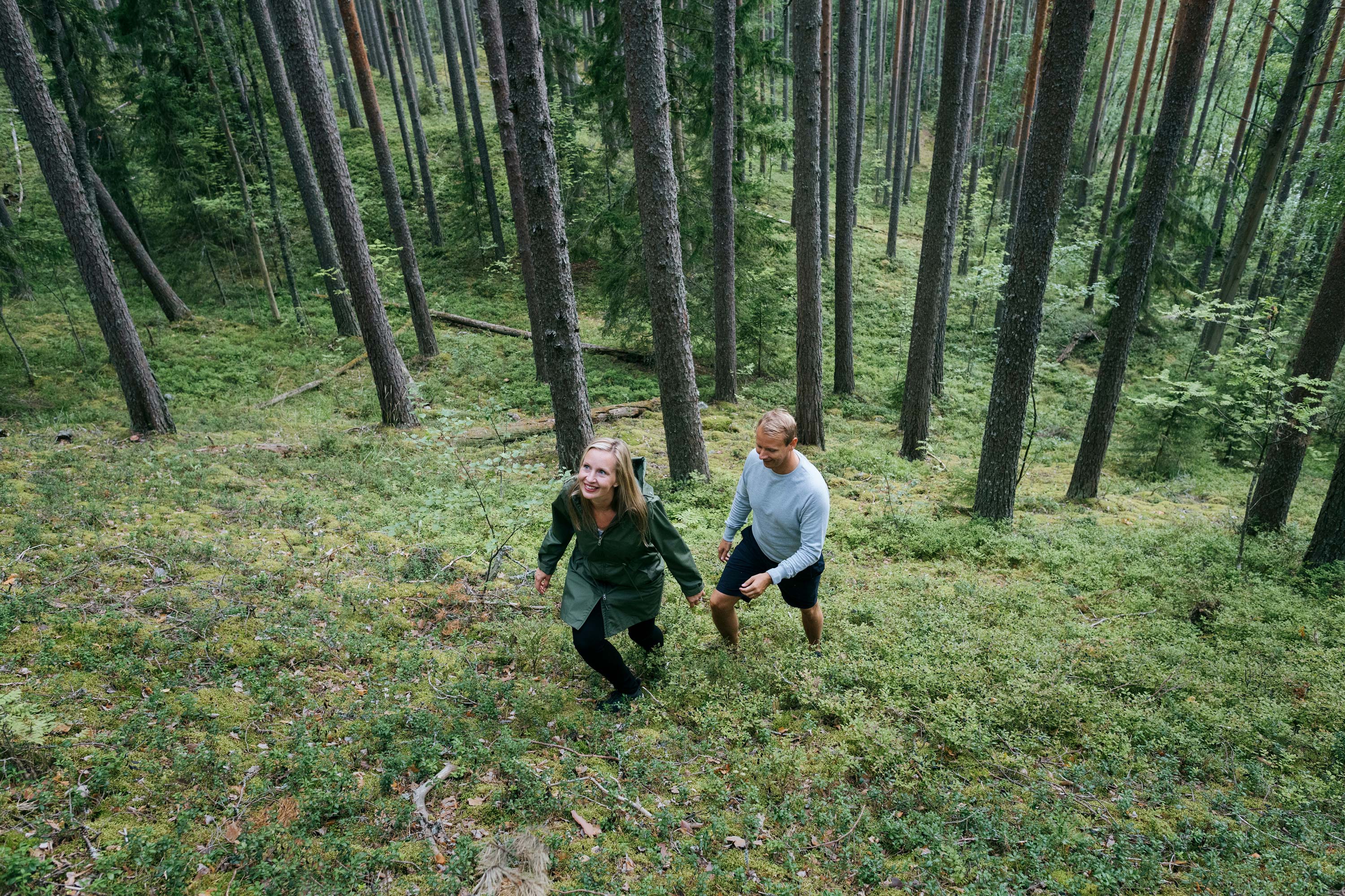 フィンランドの森でハイキングをする人たち