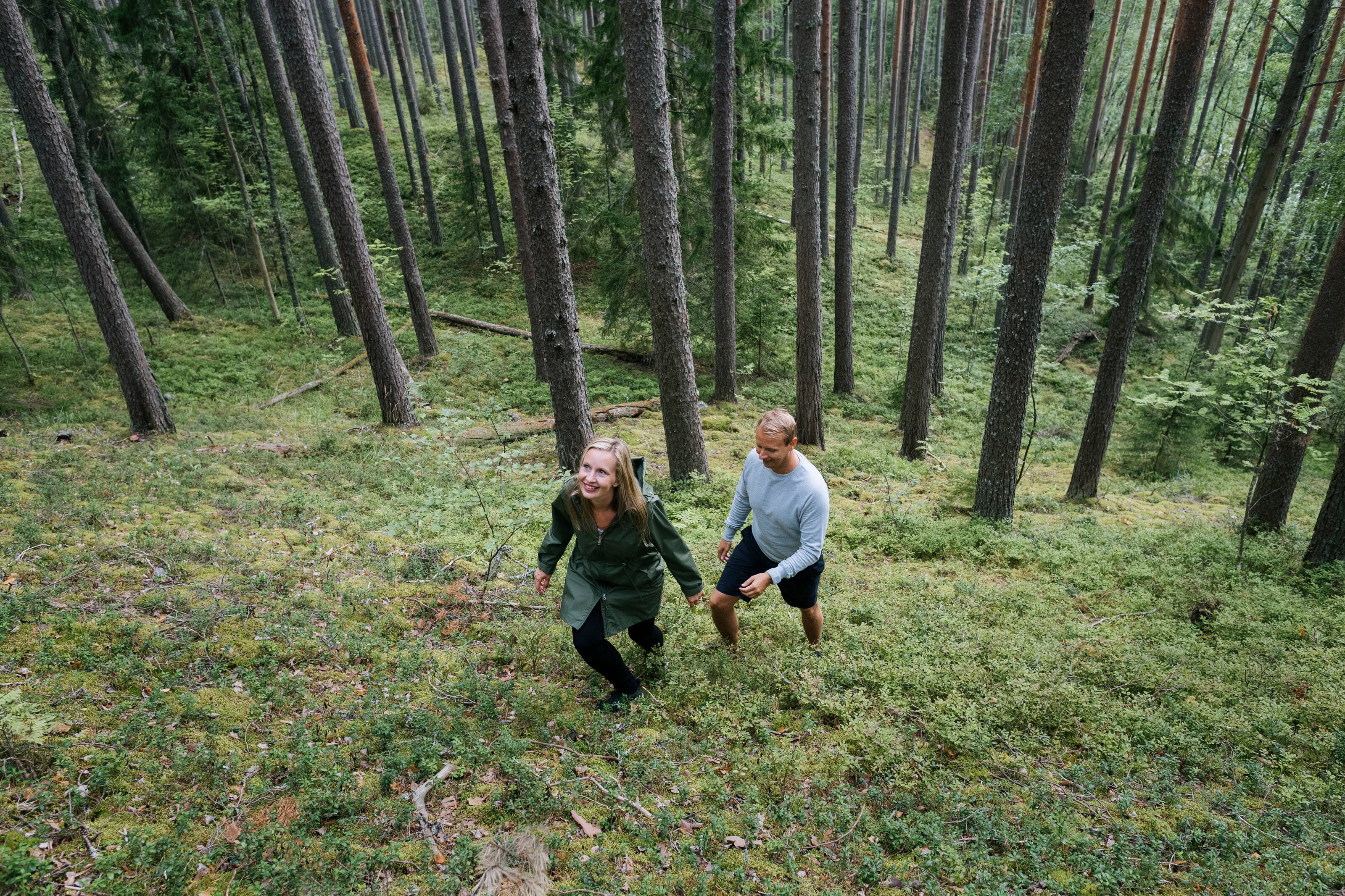 una pareja haciendo senderismo por el bosque