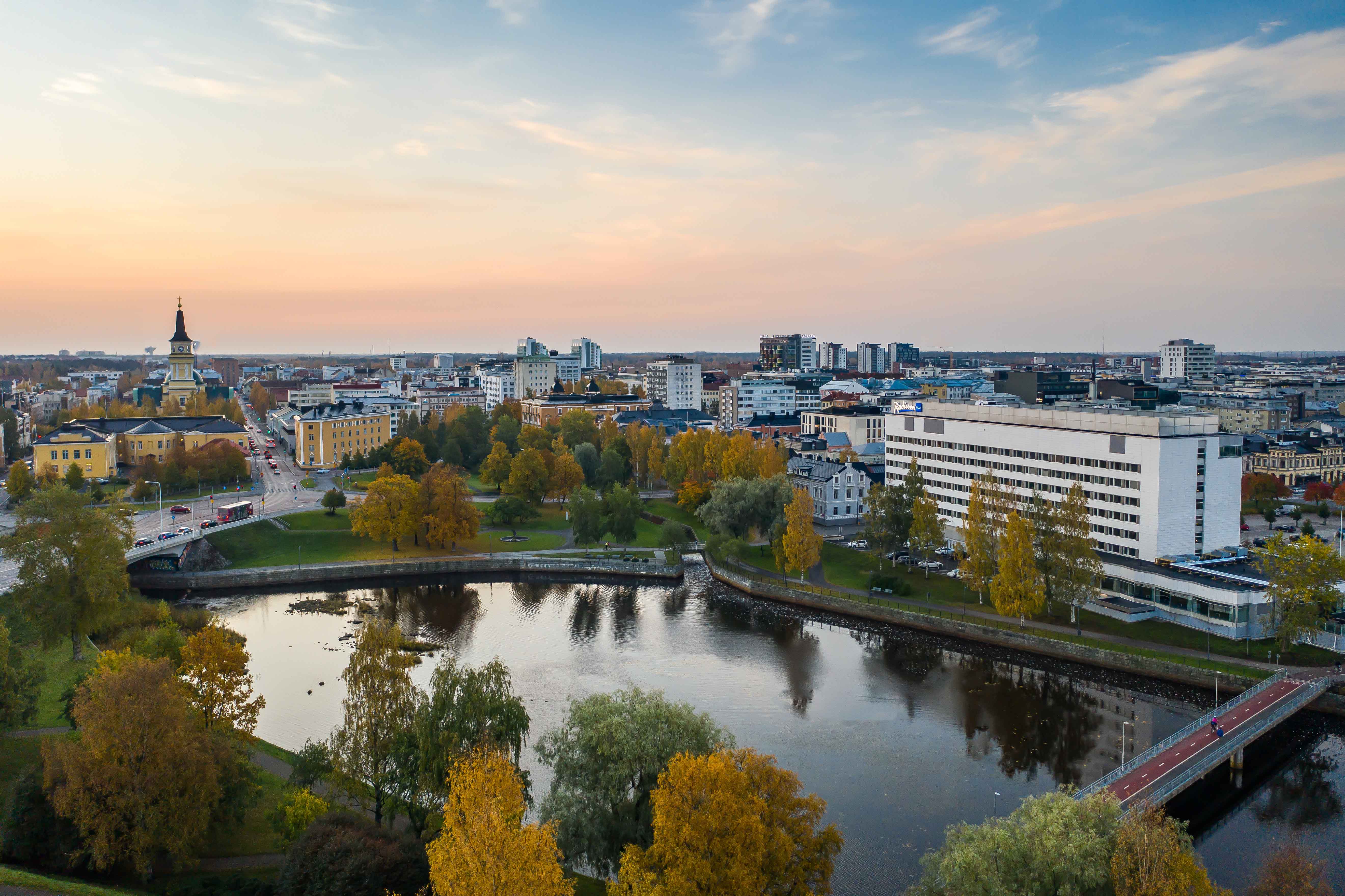Vista aérea de la ciudad de Oulu en otoño