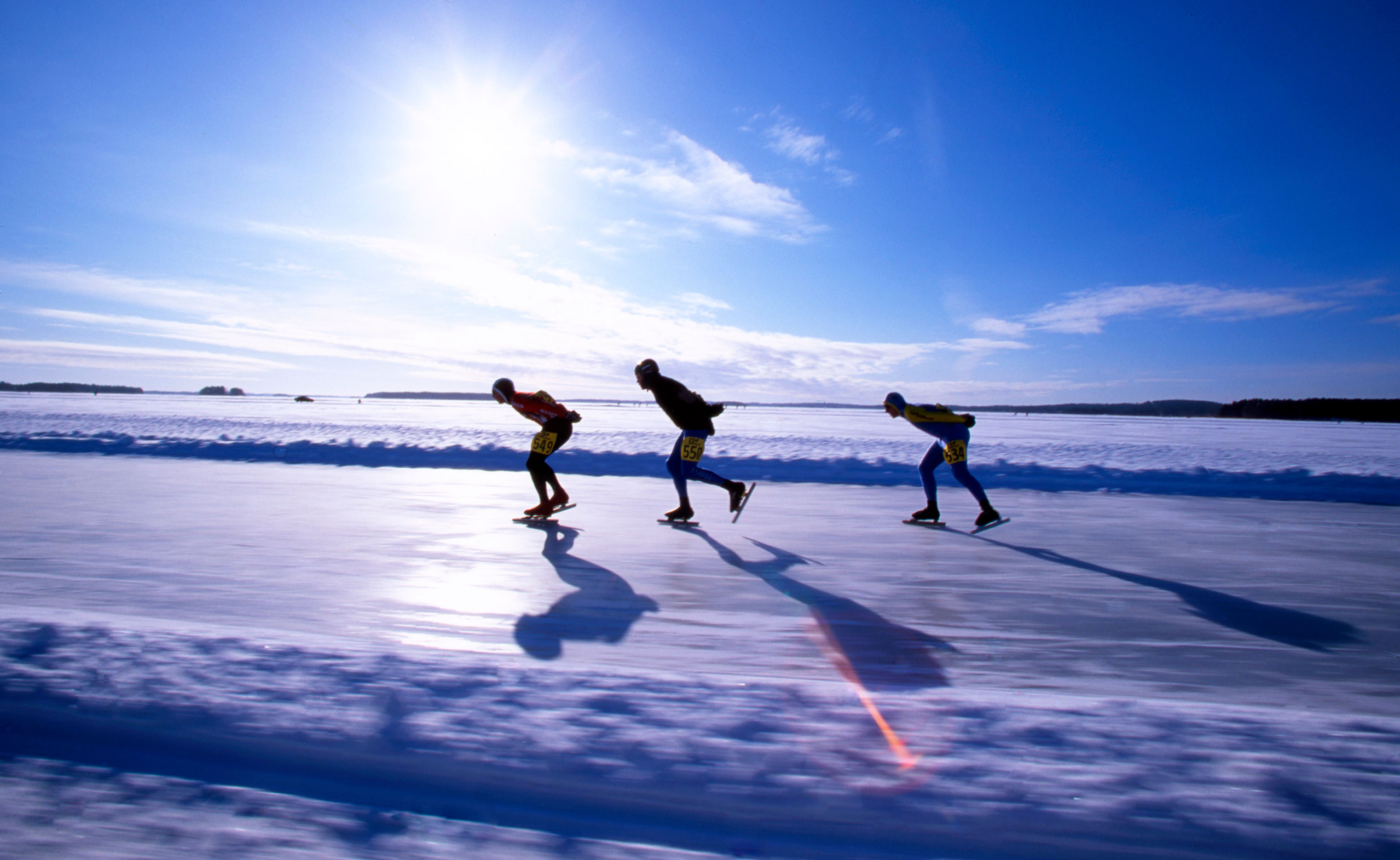 Plusieurs personnes patinent sur le lac gelé de Kallavesi