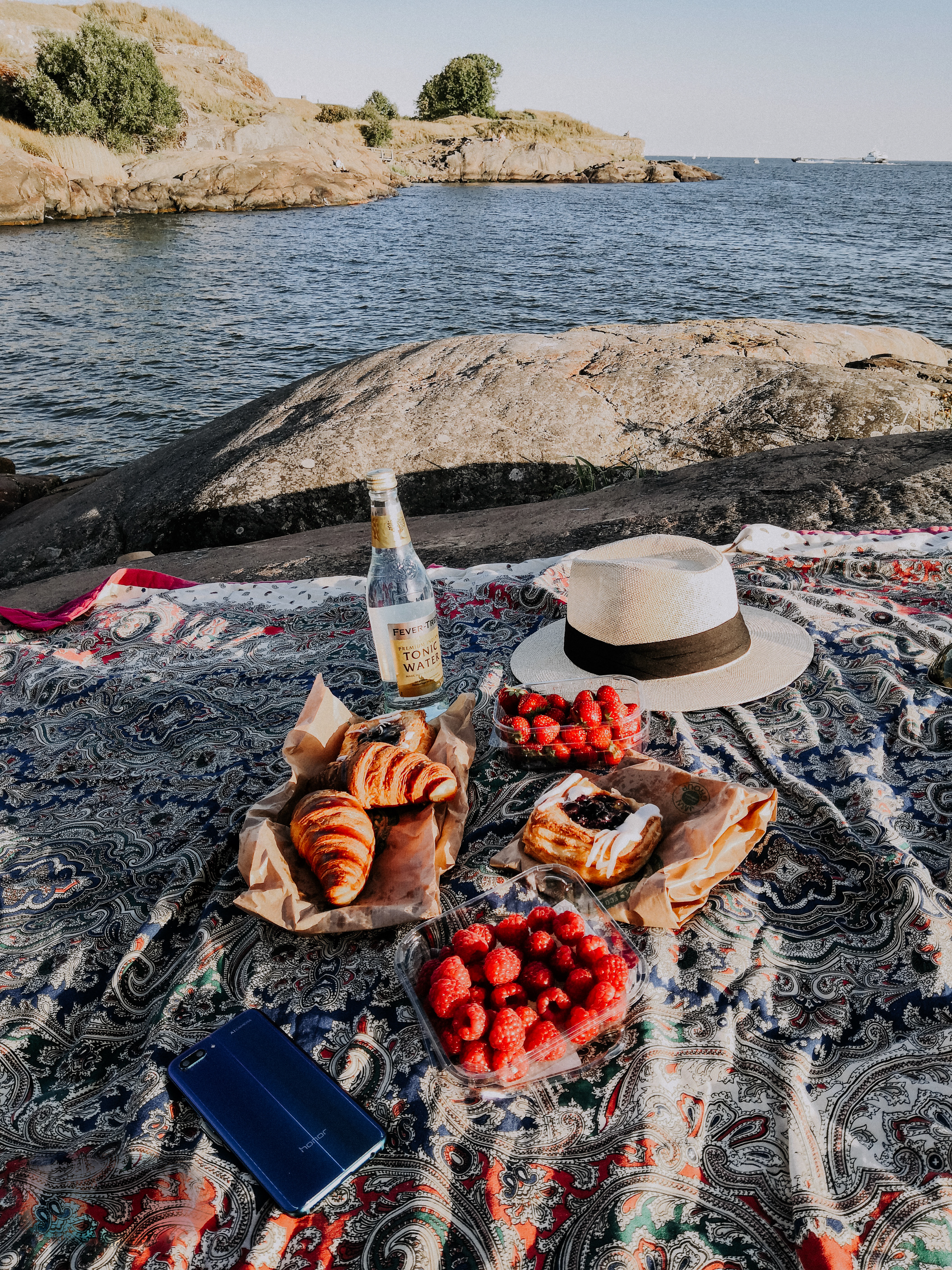 A picnic setting on the rocks in the Suomenlinna fortress