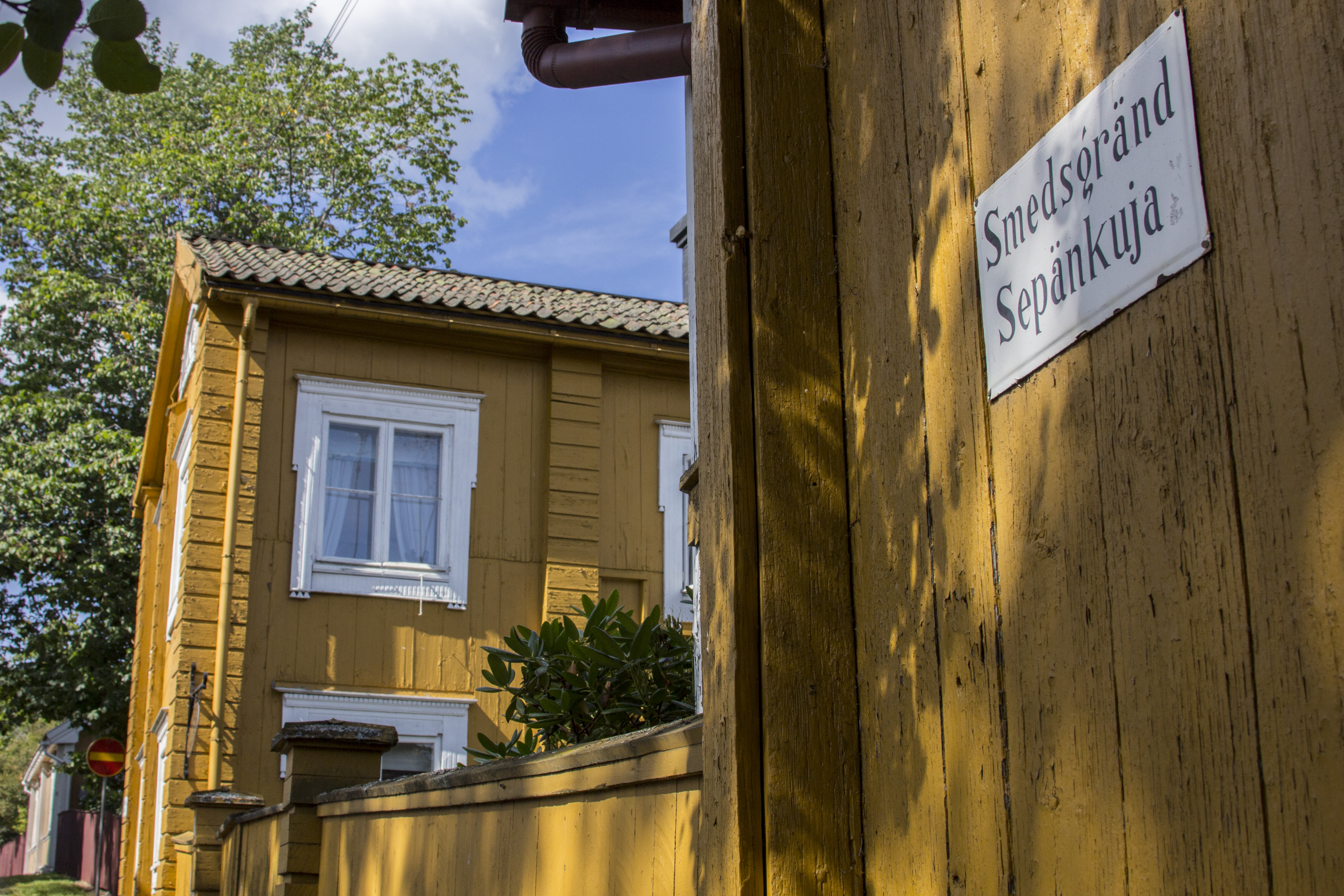 Желтые деревянные дома на побережье Финляндии