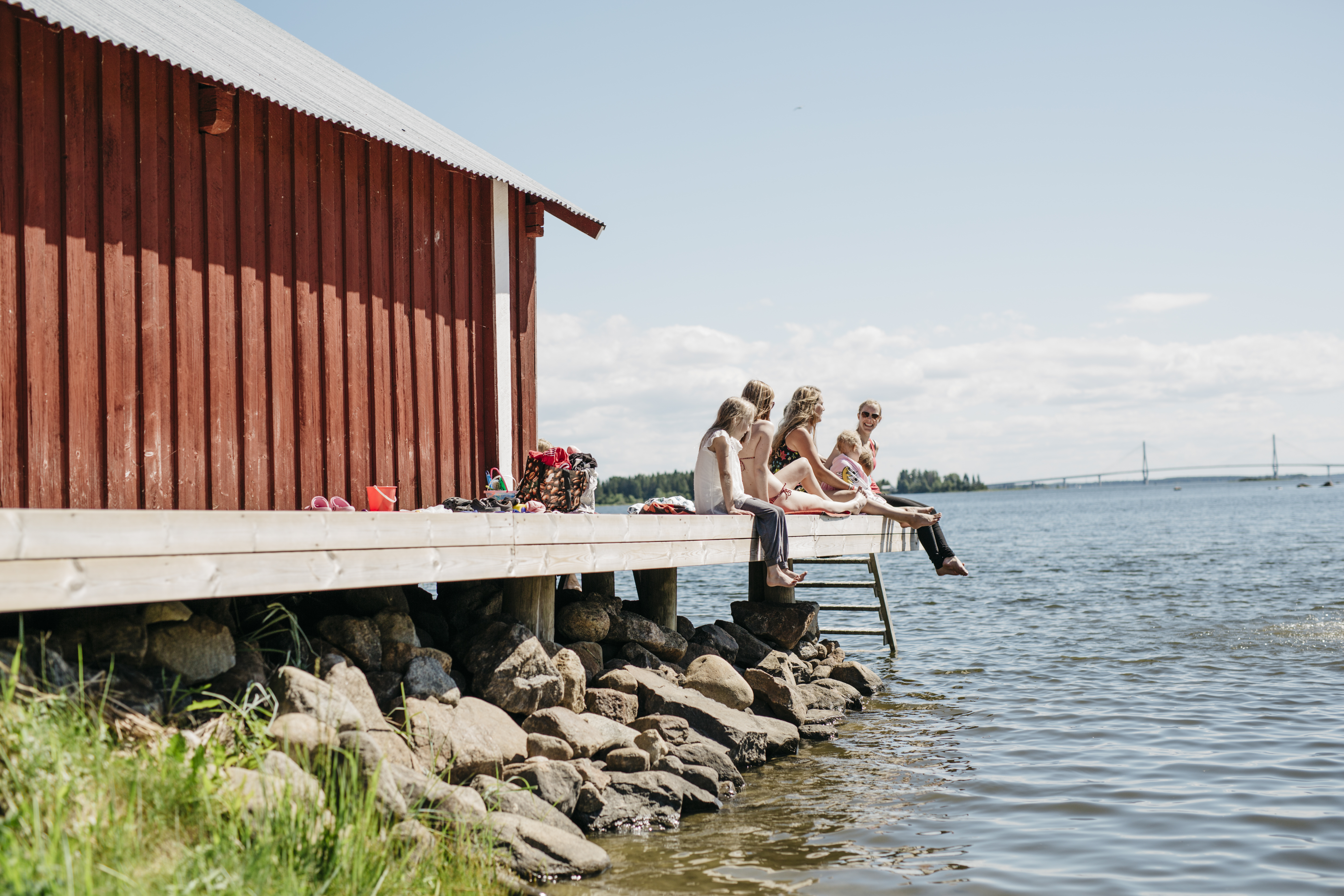familia disfrutando de su tiempo libre en un muelle en el archipiélago de Finlandia