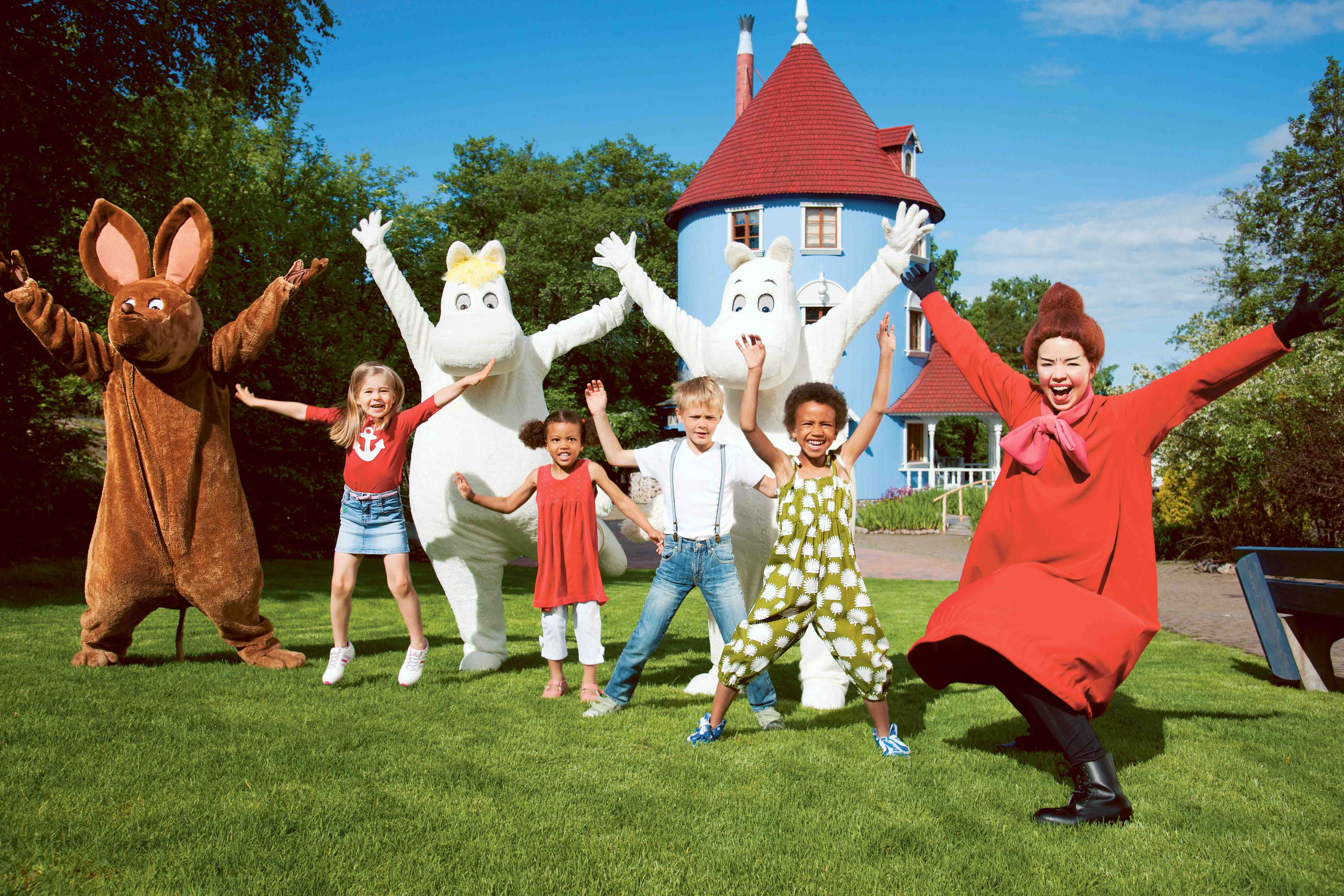 Муми-персонажи прыгают с детьми на траве