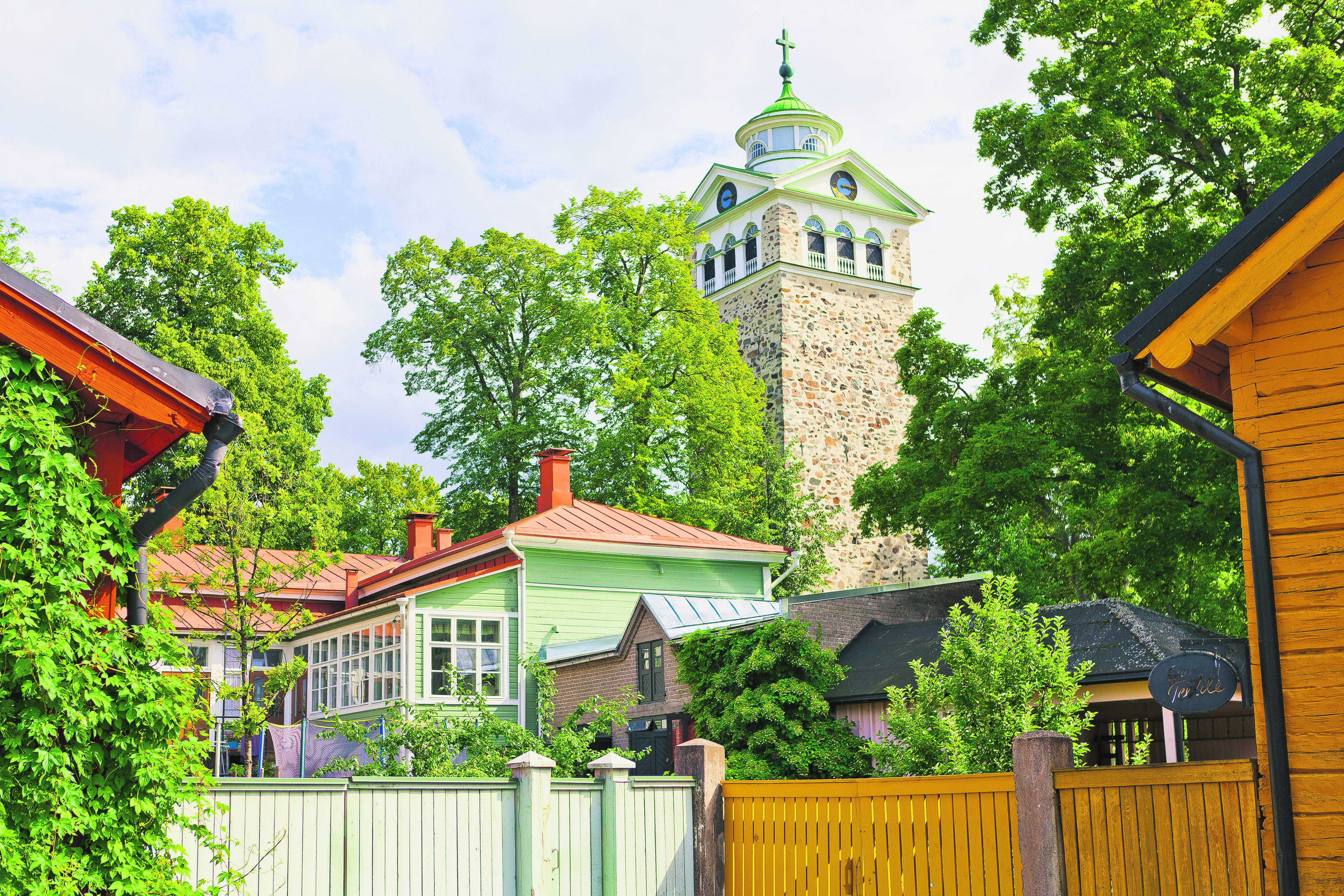 старая церковь в окружении цветных деревянных зданий