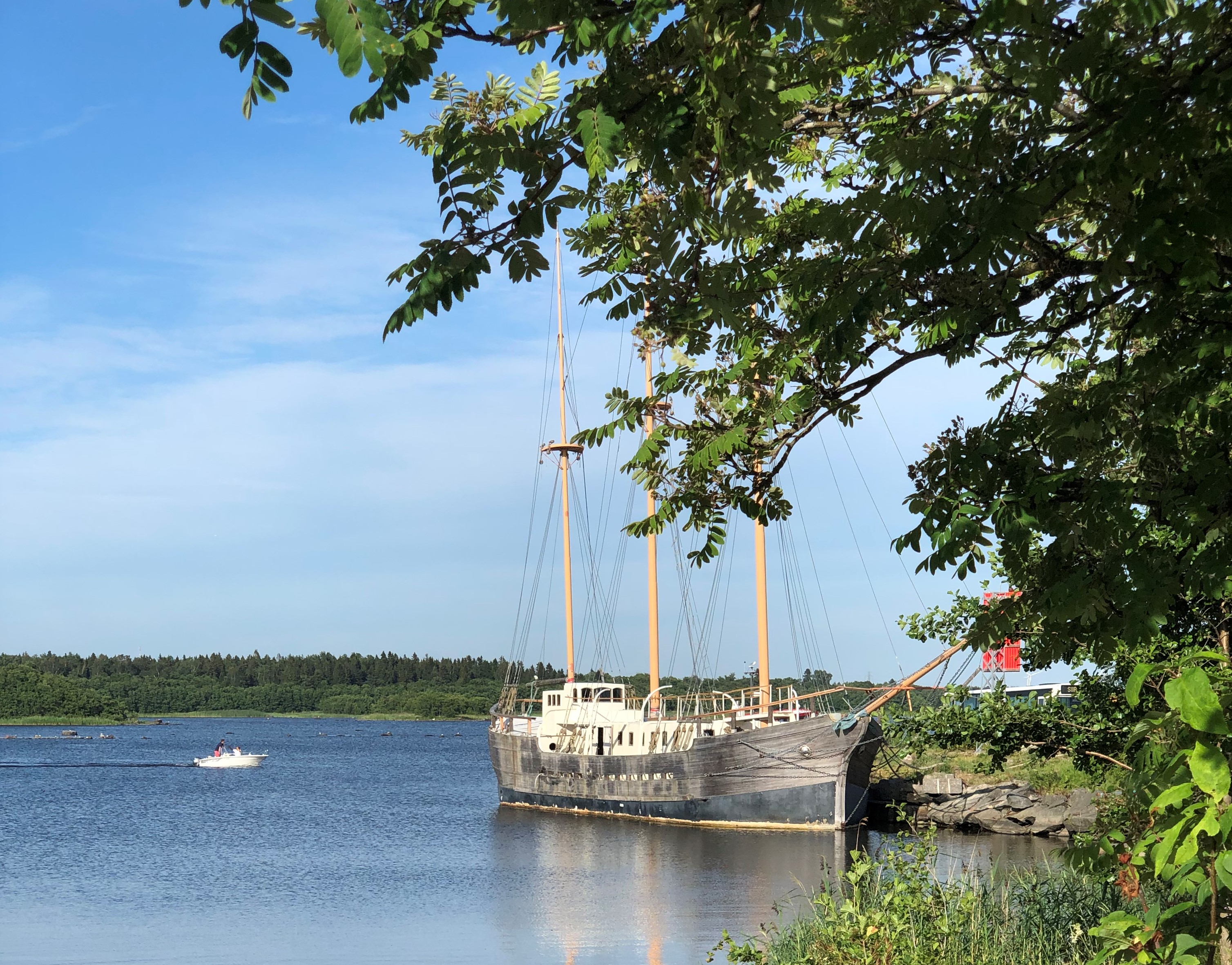 フィンランドのレポサーリの海岸に係留されている古い帆船