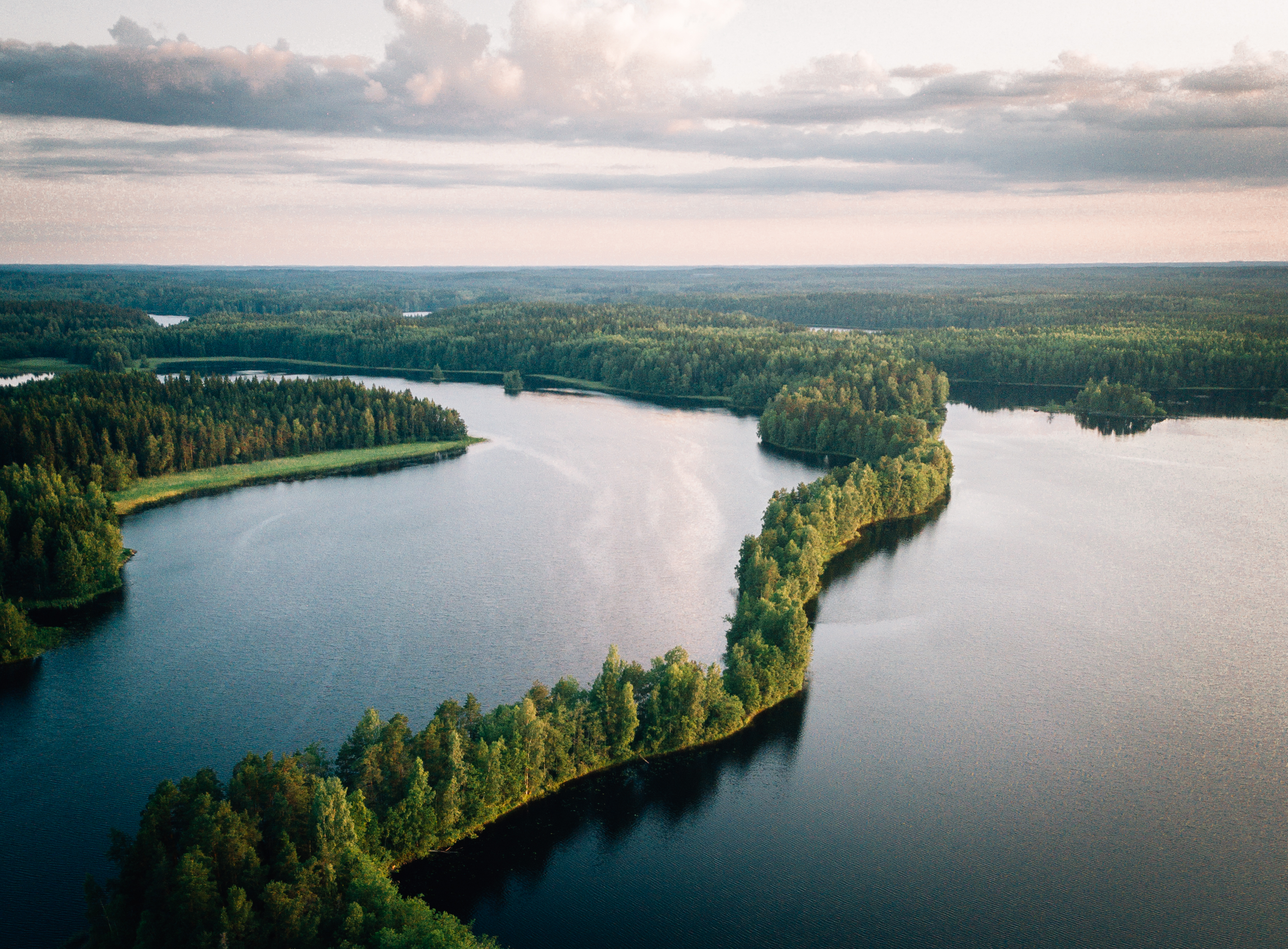フィンランド湖水地方にある湖と島の空撮写真。