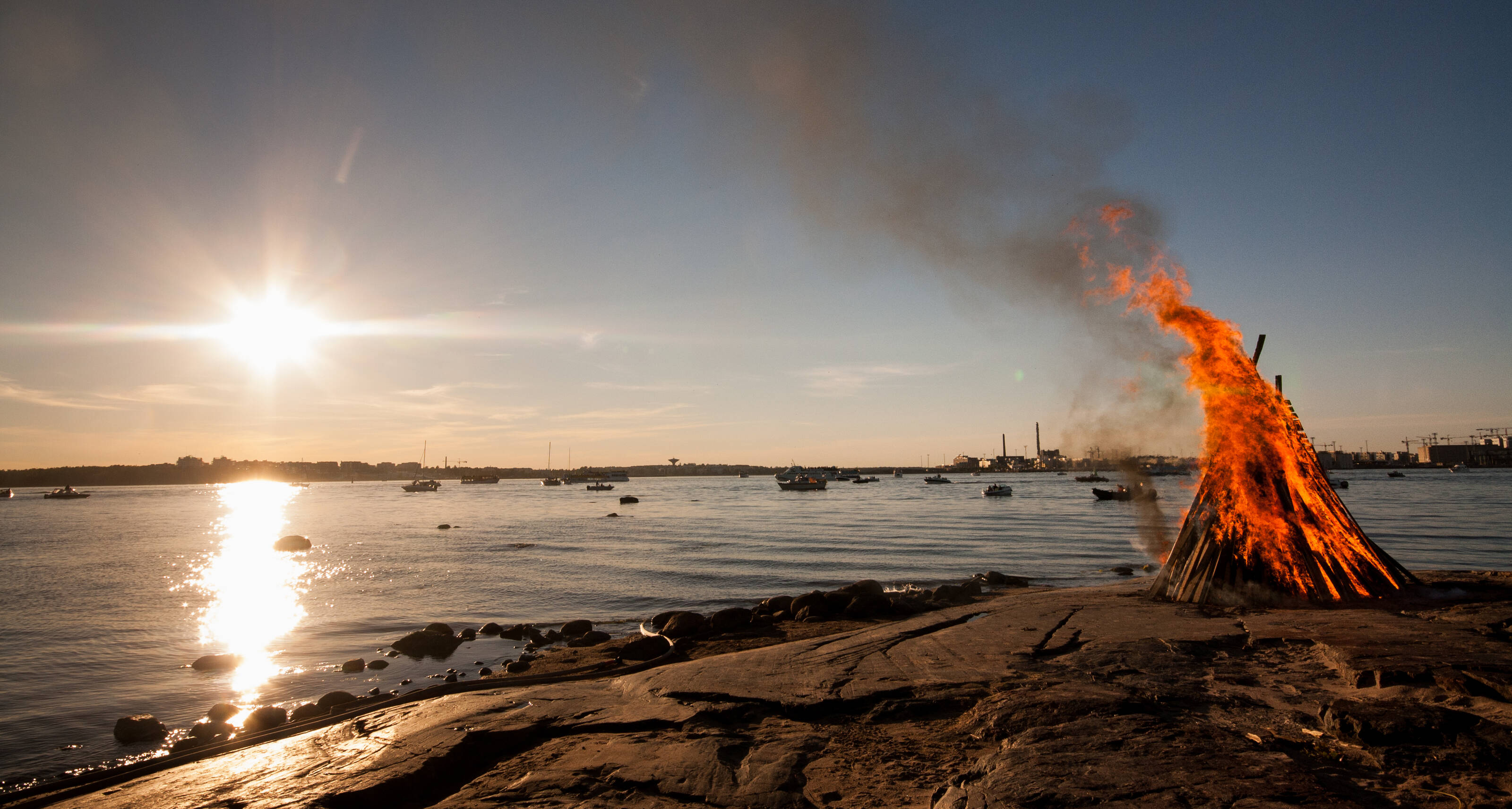 ヘルシンキバルト海沿岸の岩の上の夏至祭焚き火