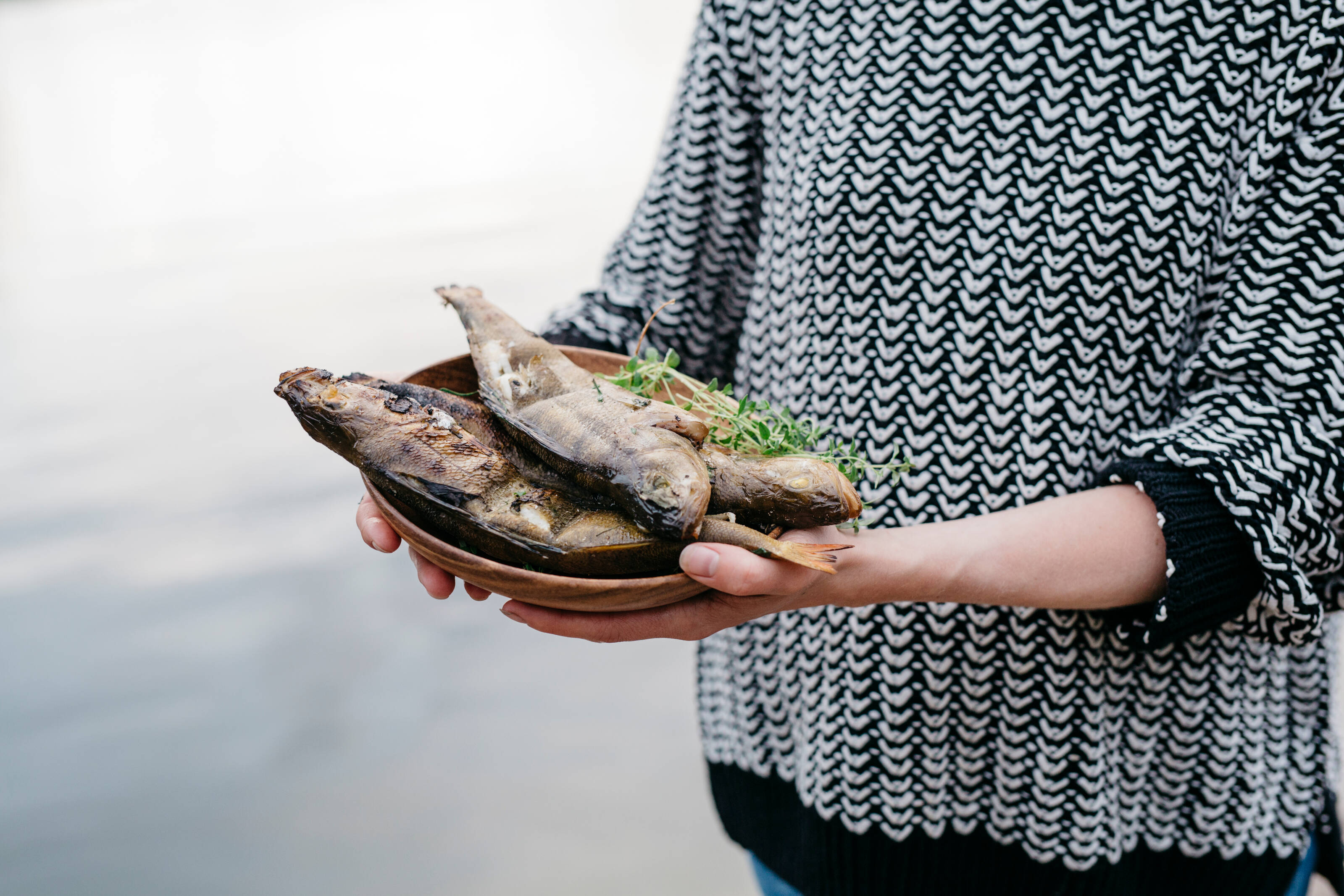 Une assiette de poisson pêché à l’hameçon sur une plage de la mer Baltique, en Finlande