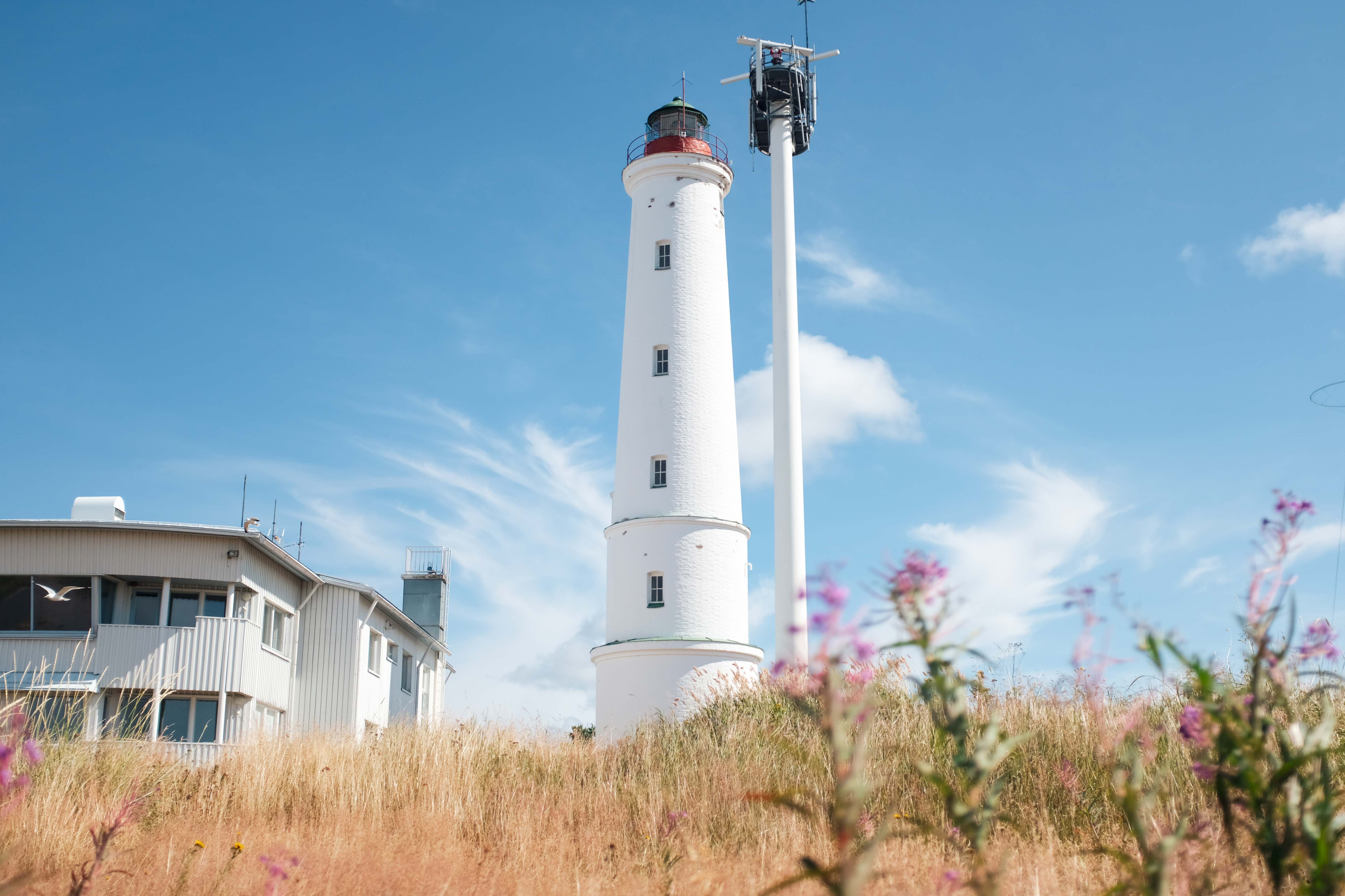 Un phare blanc sur un îlot de l’archipel finlandais