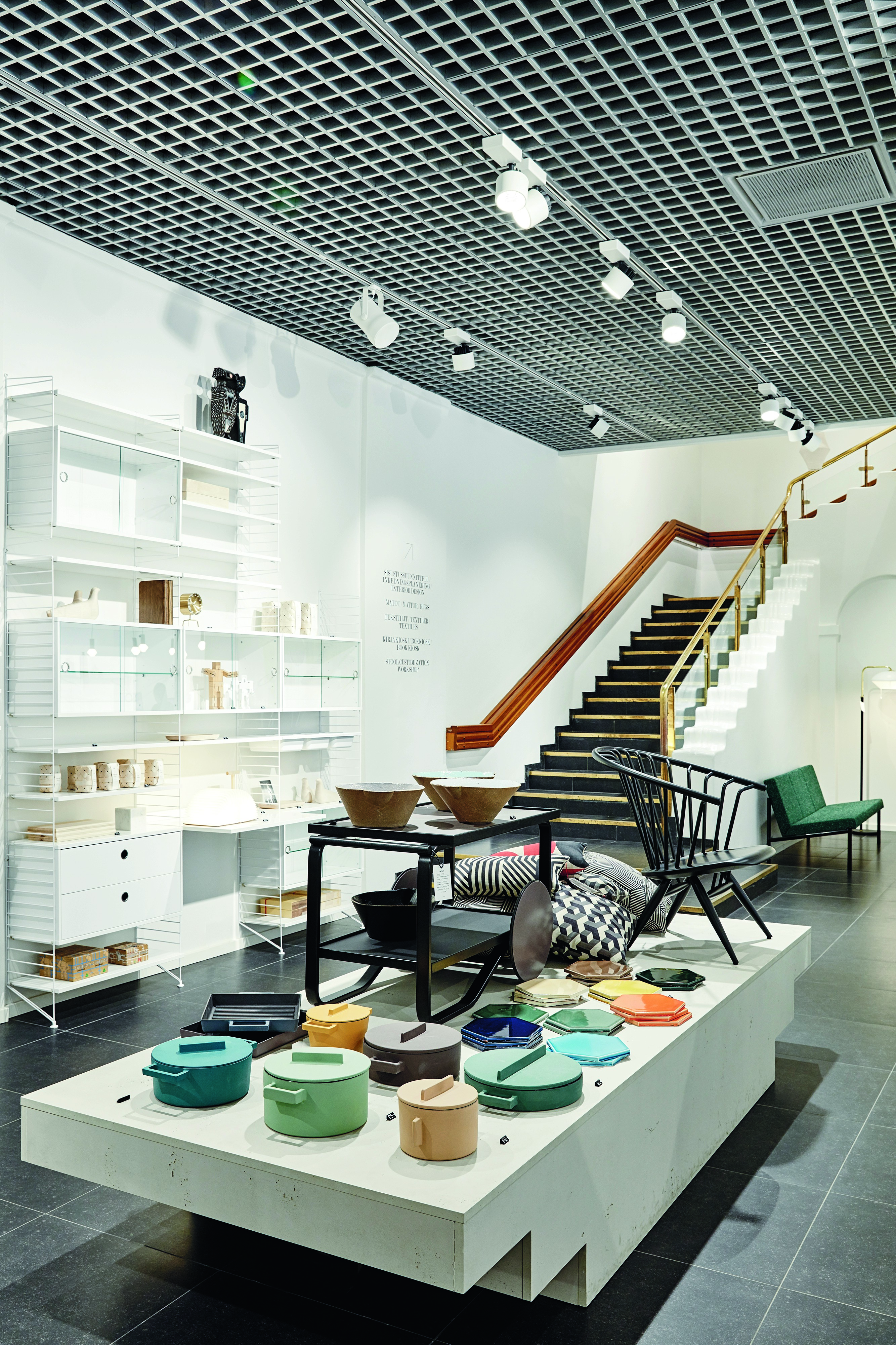 アルテックの製品とフィンランドデザインのクラシック作品が満載の部屋