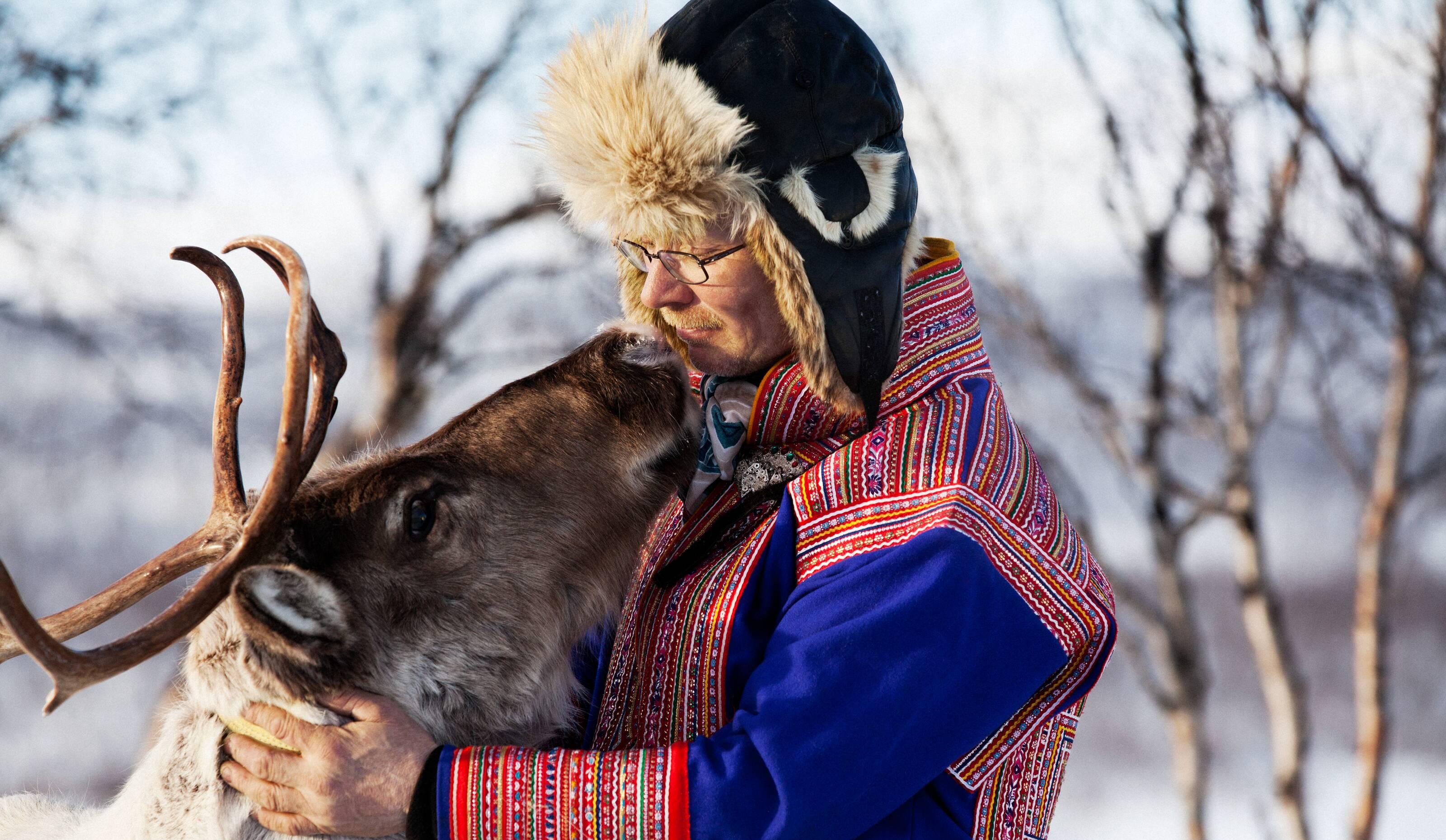 Un uomo Sami e la sua renna