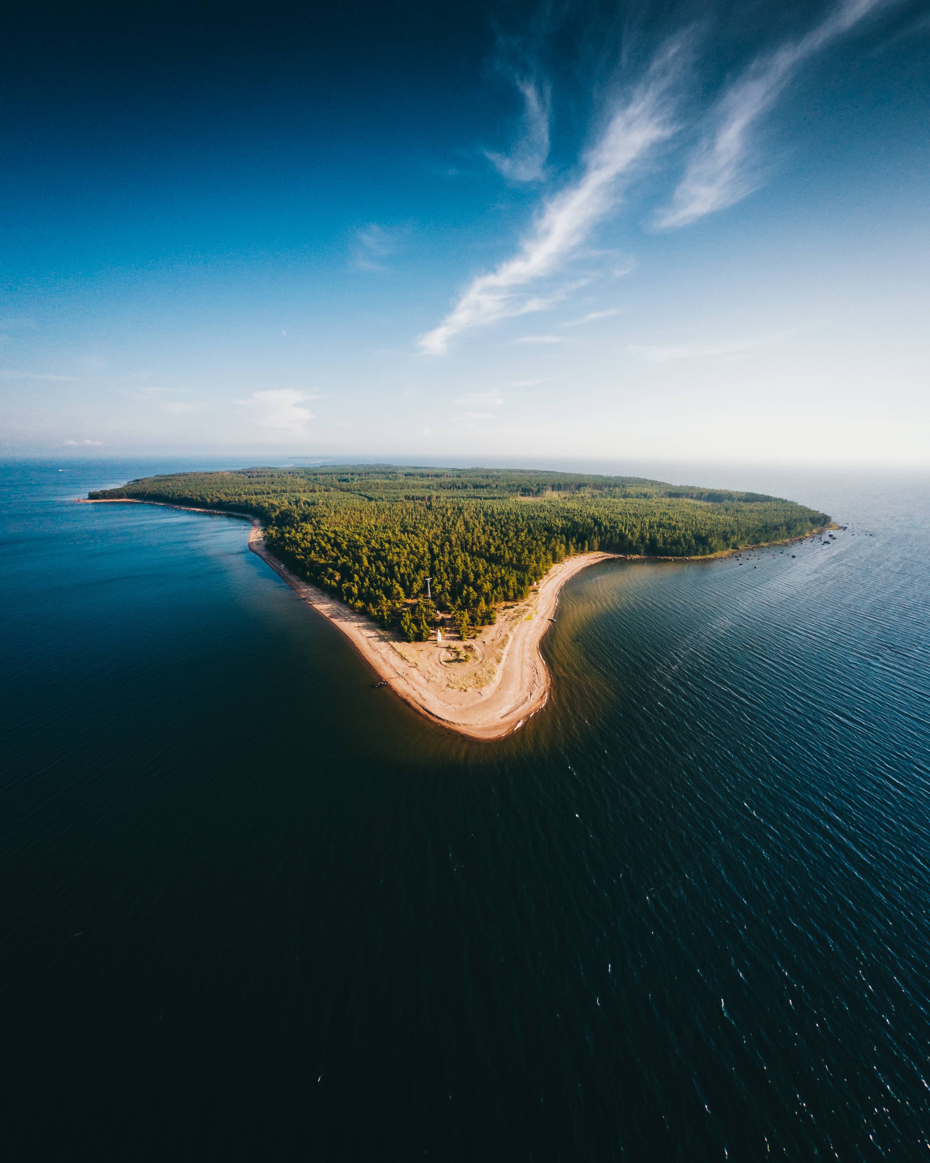 Vista aérea de una isla rodeada por el mar azul