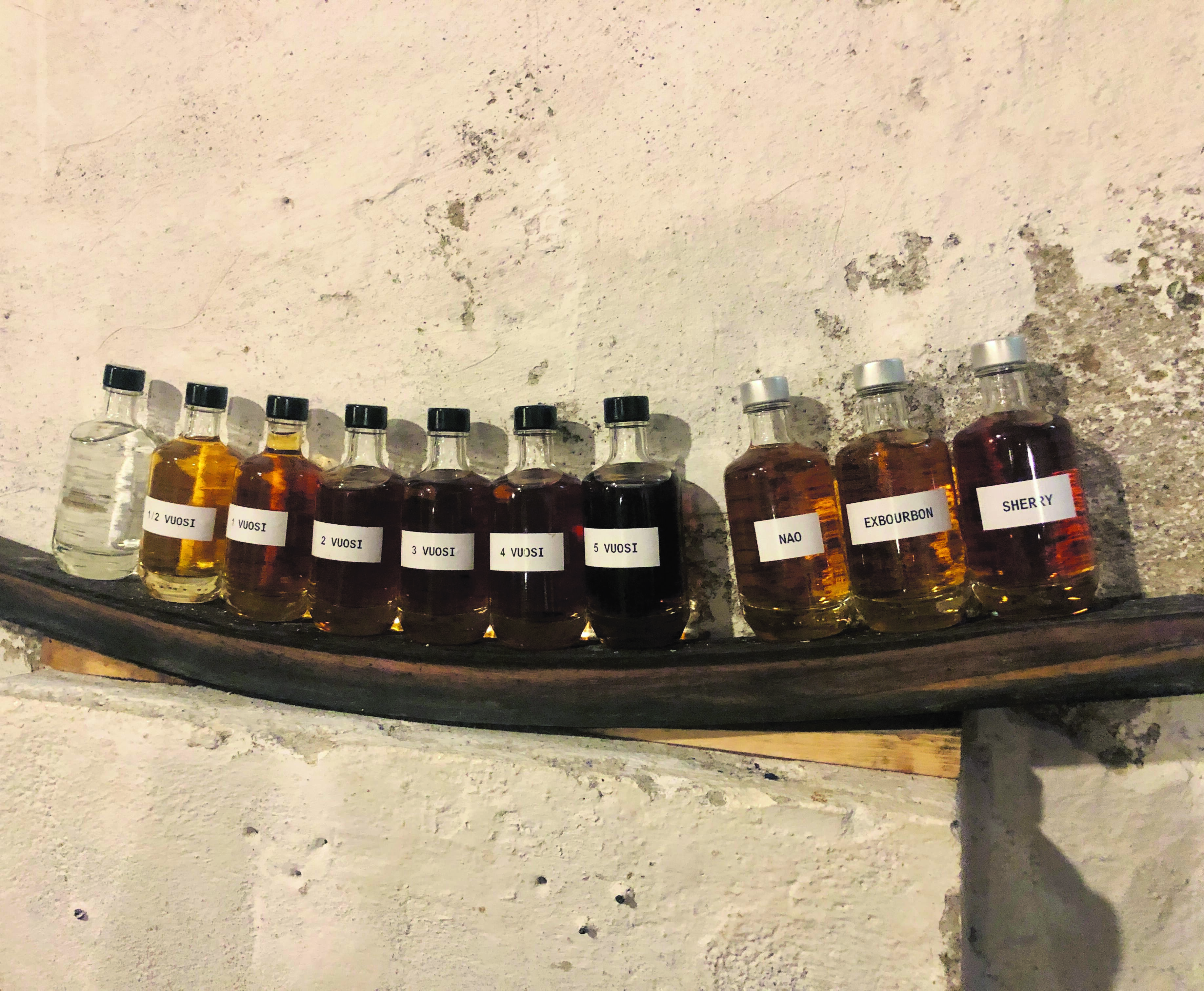 Varios destilados en fila
