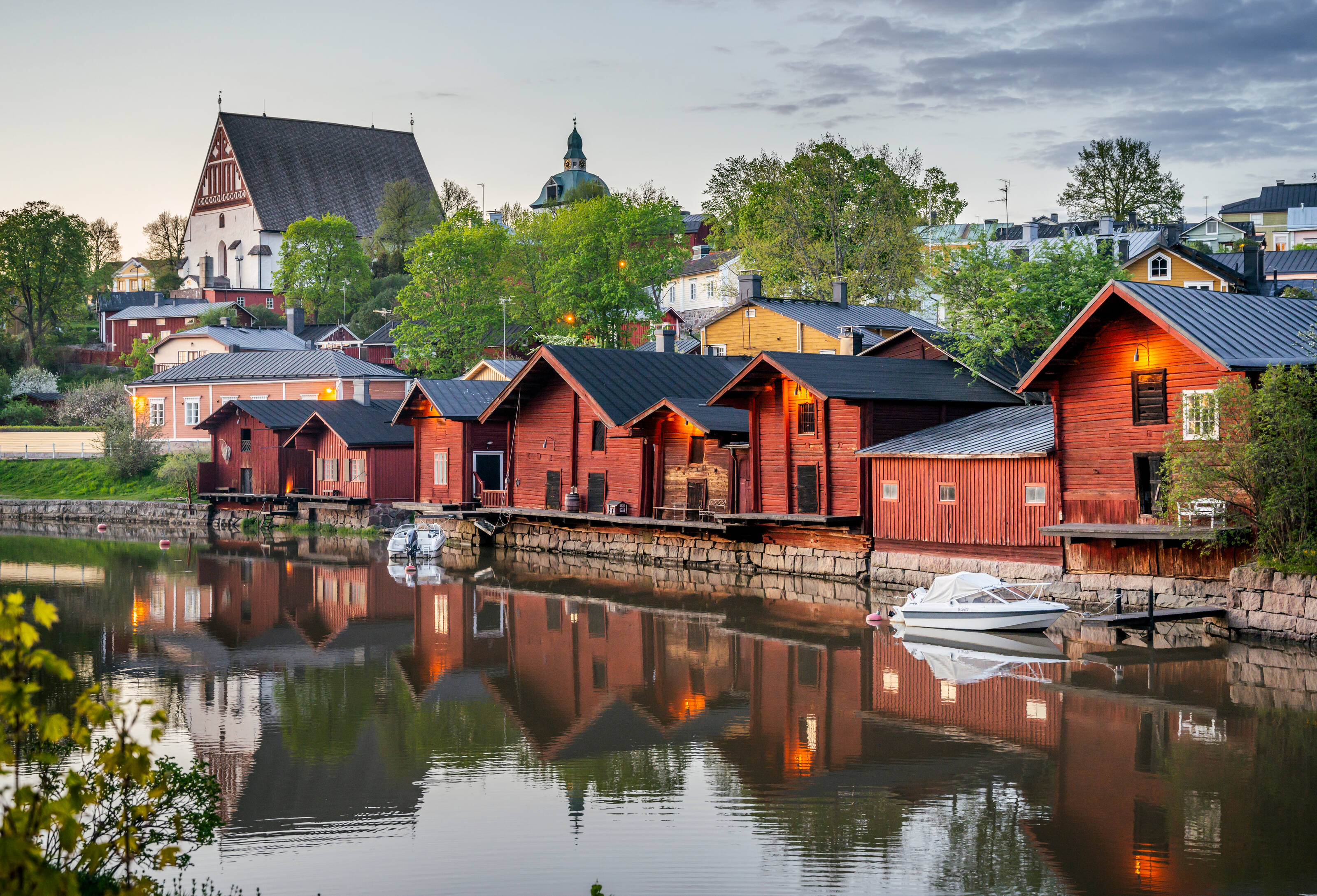 Altes Holzhaus an einem Fluss an der finnischen Küste