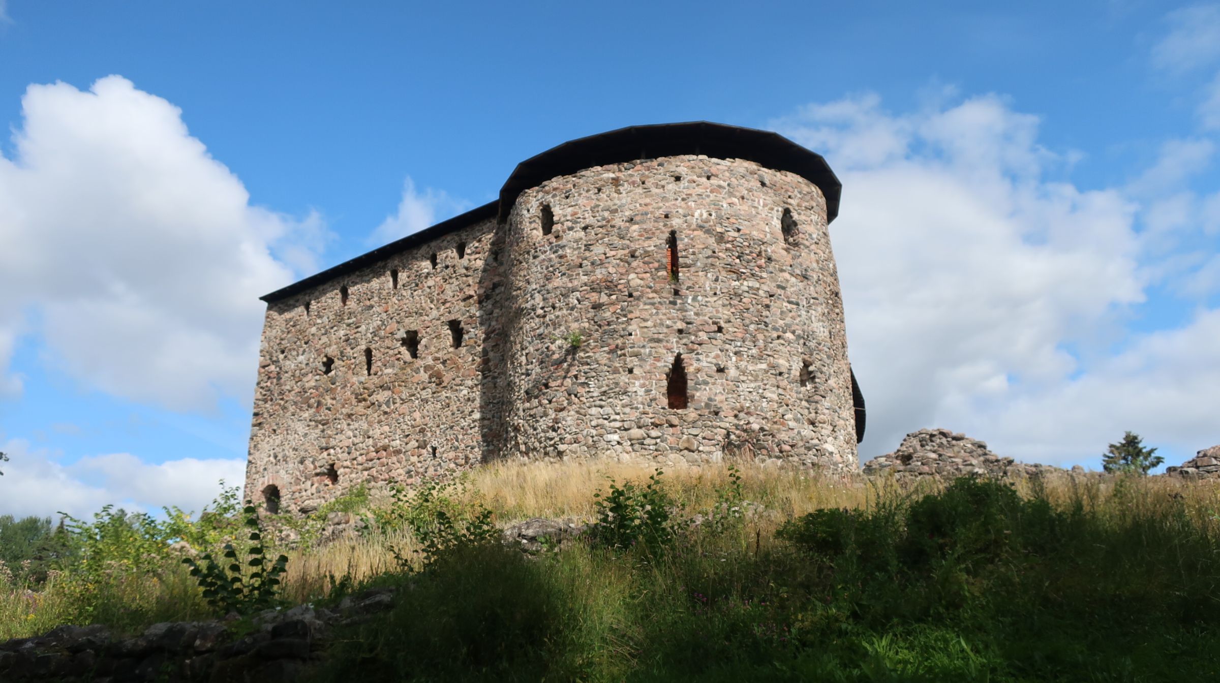 un castillo medieval en una colina