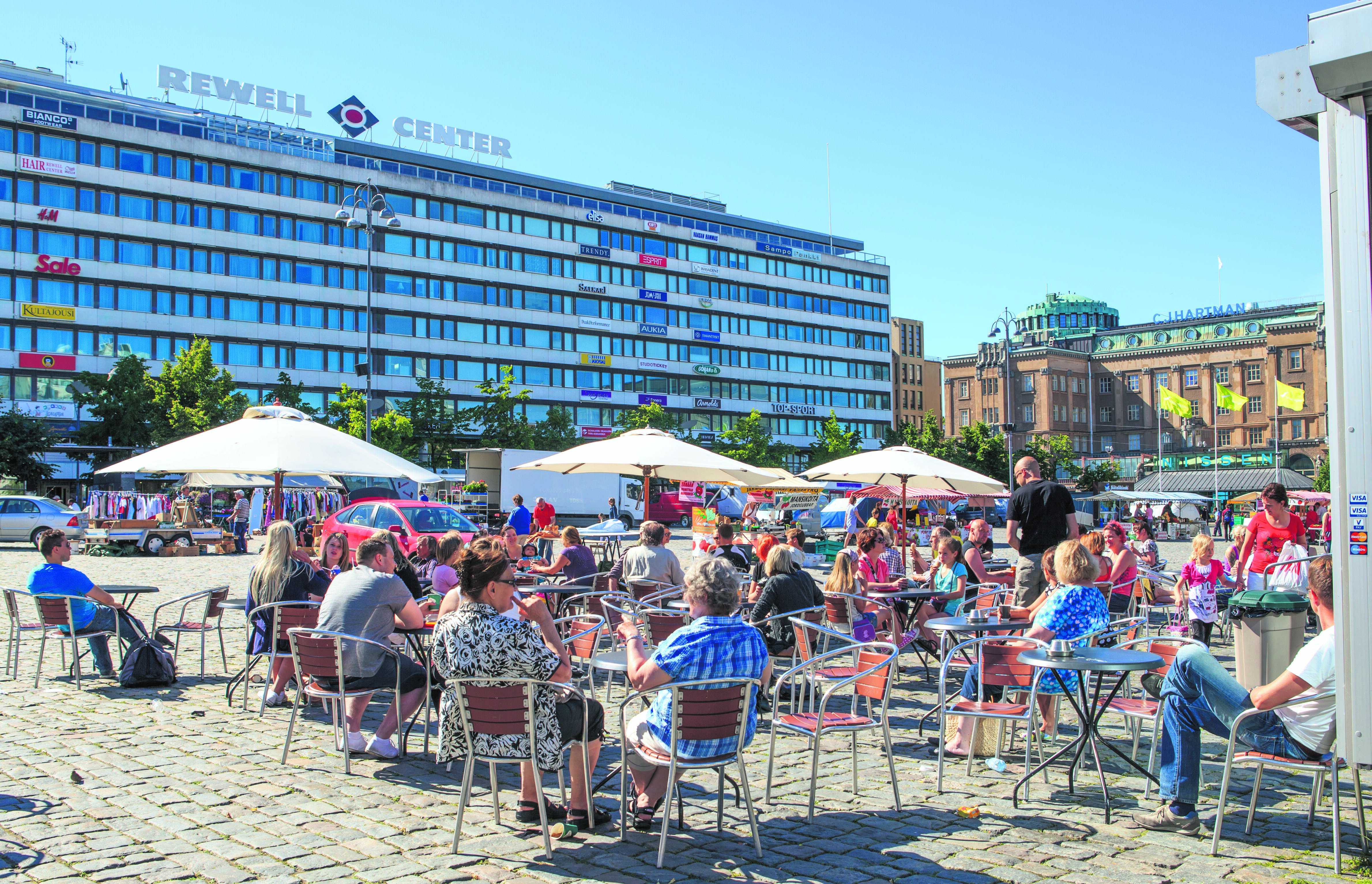 Una terraza de verano llena de gente en Vaasa, Finlandia