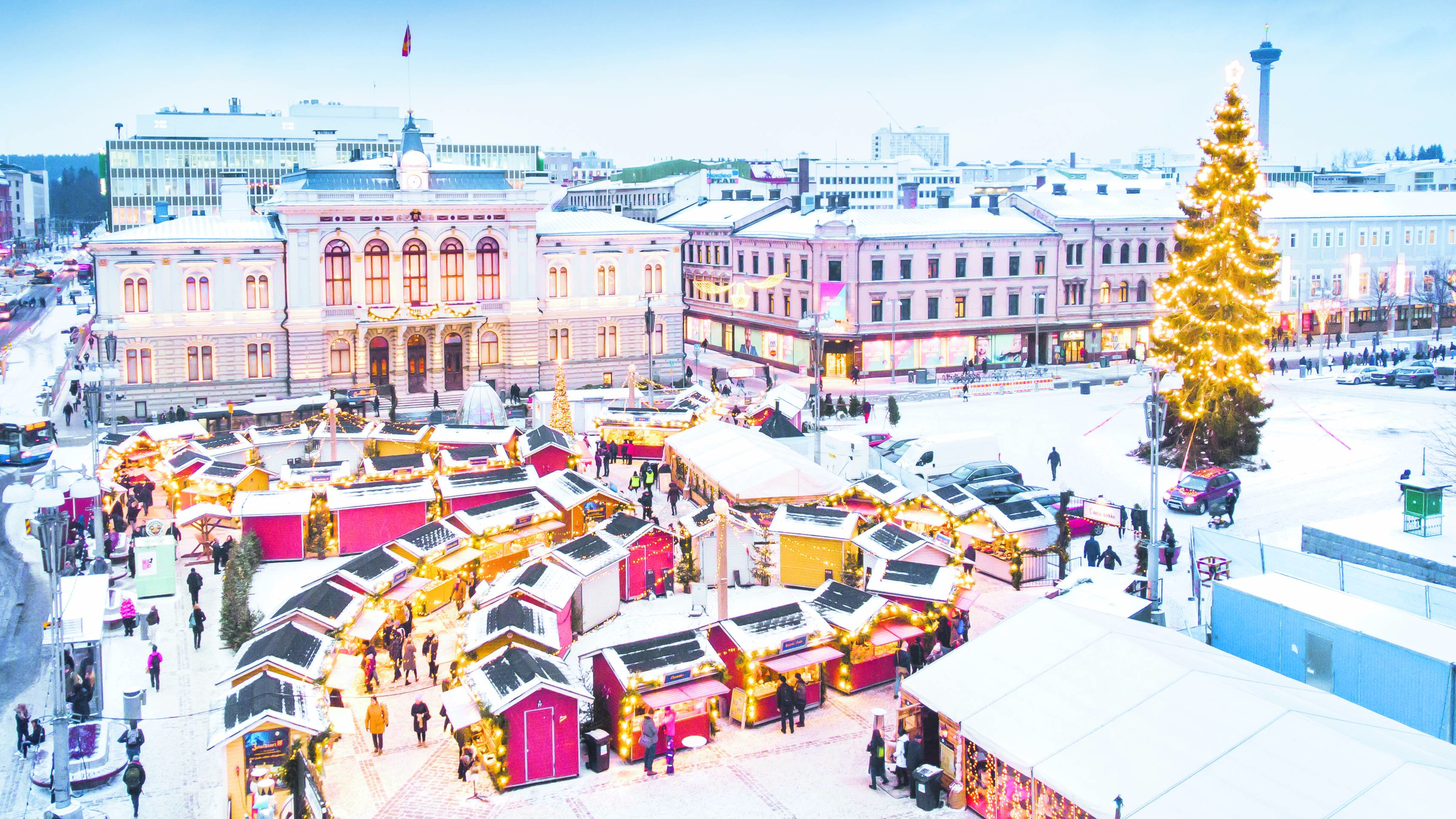 Une vue aérienne du marché de Noël de Tampere, Finlande