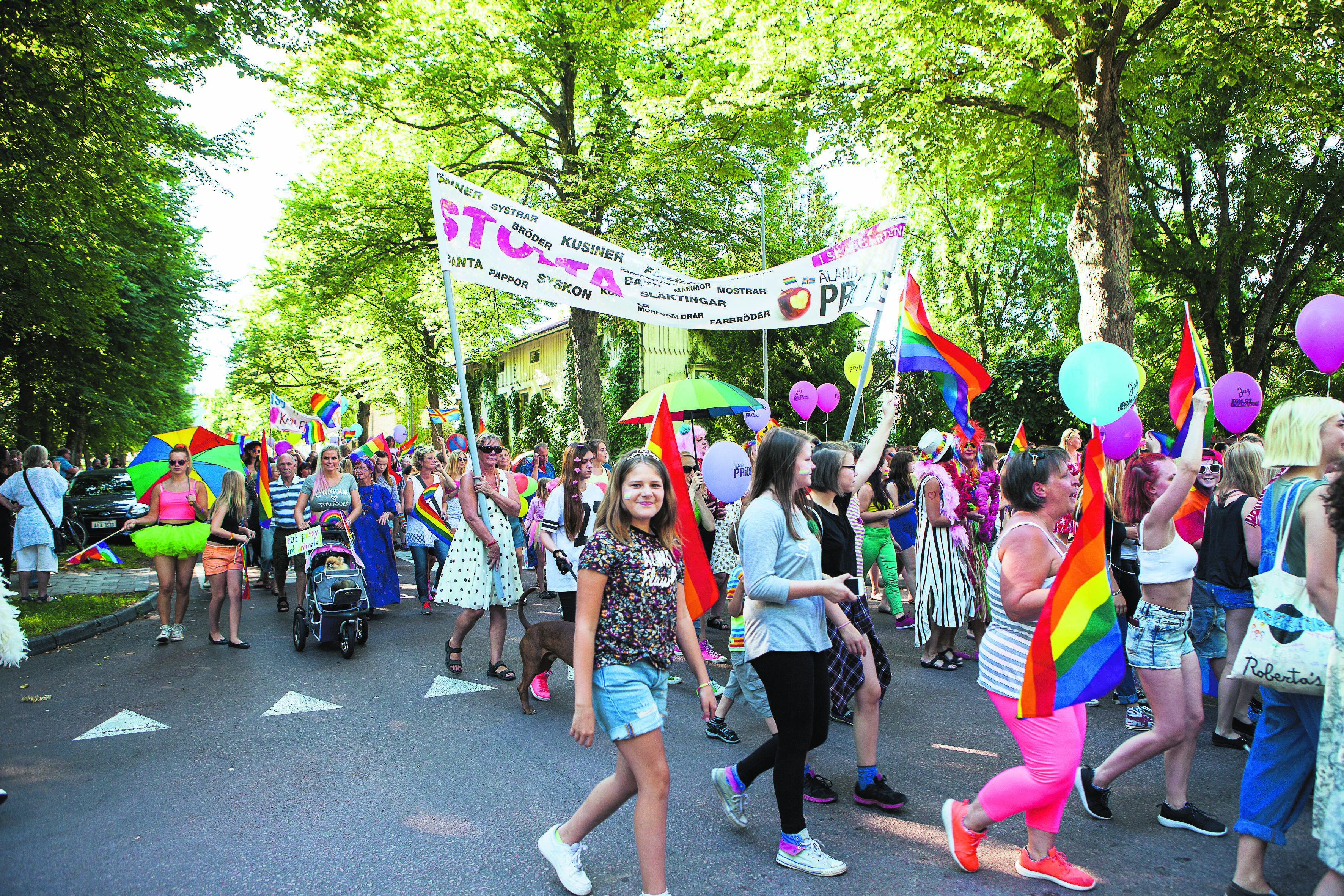 Люди на LGBTQIA-параде на Аландских островах