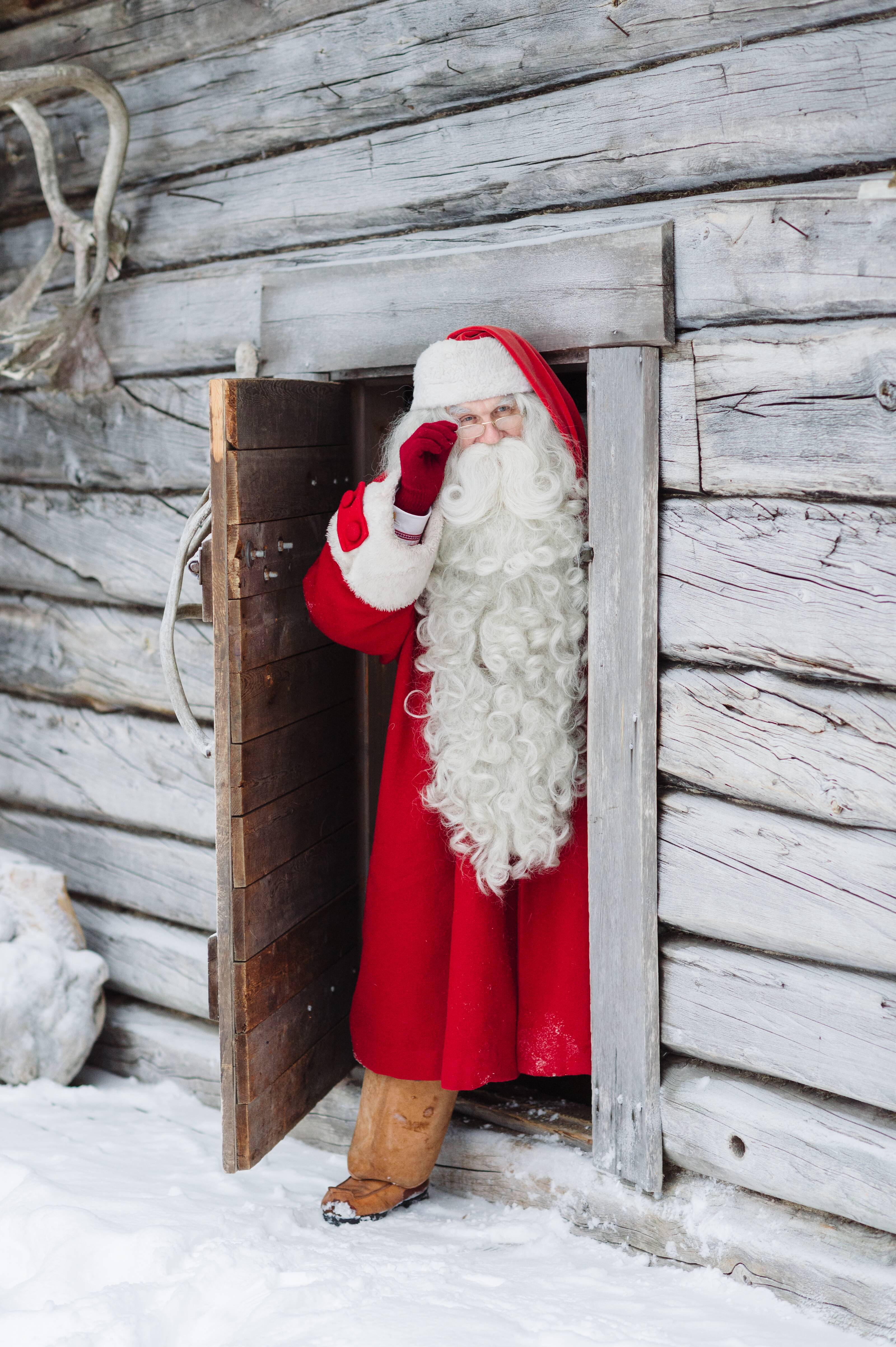 Le Père Noël franchit une porte dans la neige