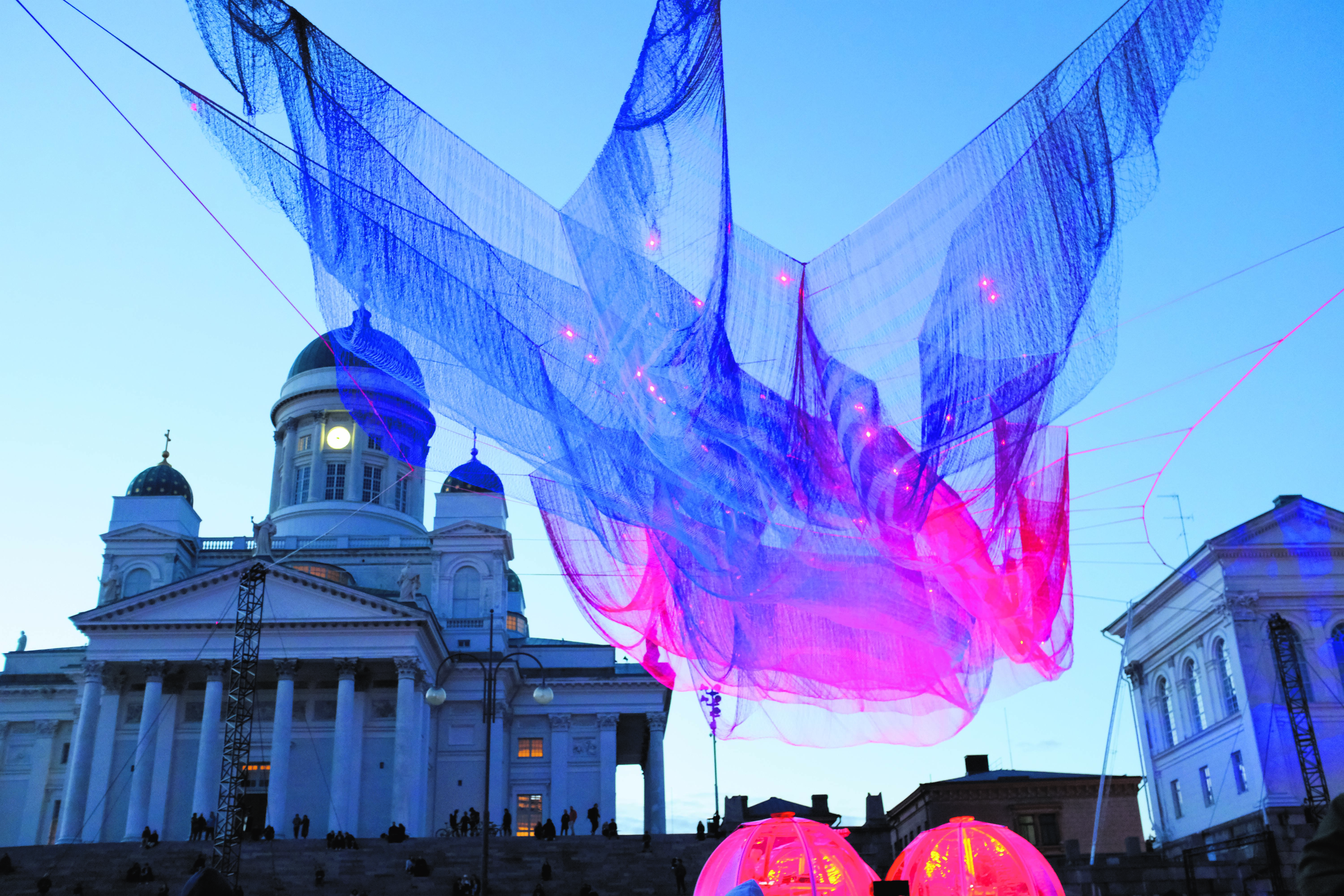 Decoraciones de Helsinki Biennial en la Plaza del Senado