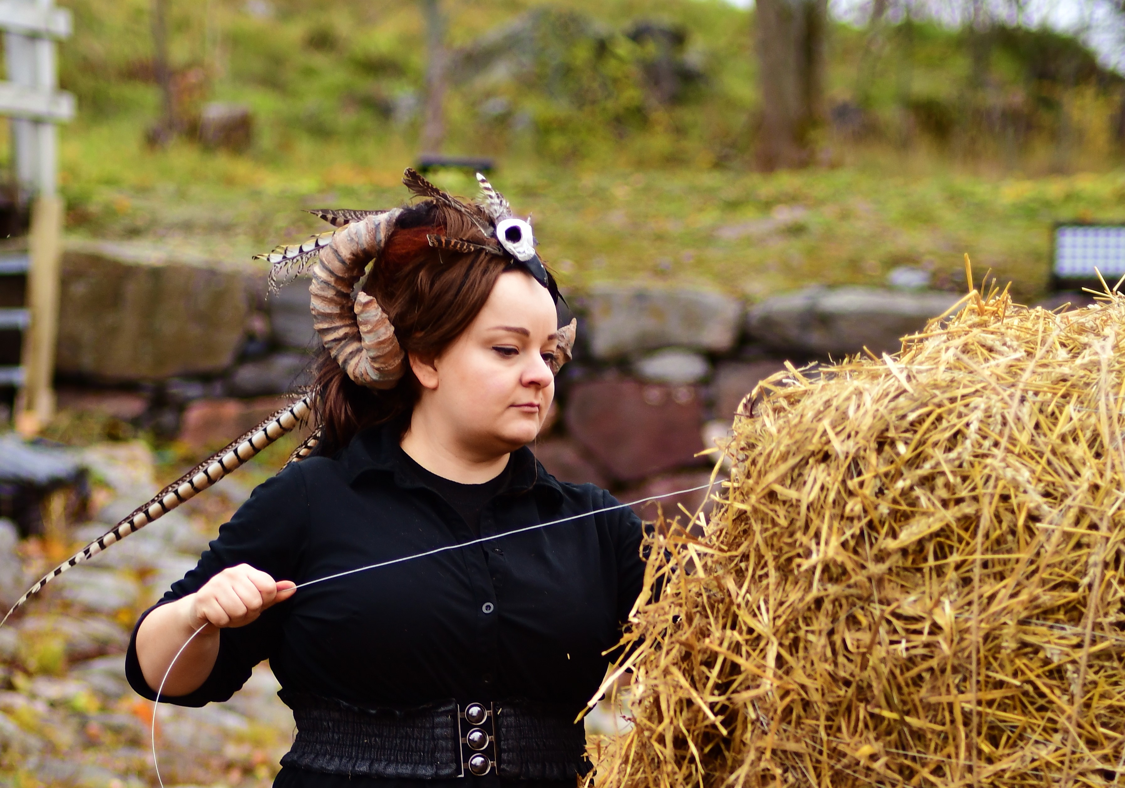 Une femme participant à une célébration traditionnelle de Kekri à Suomenlinna