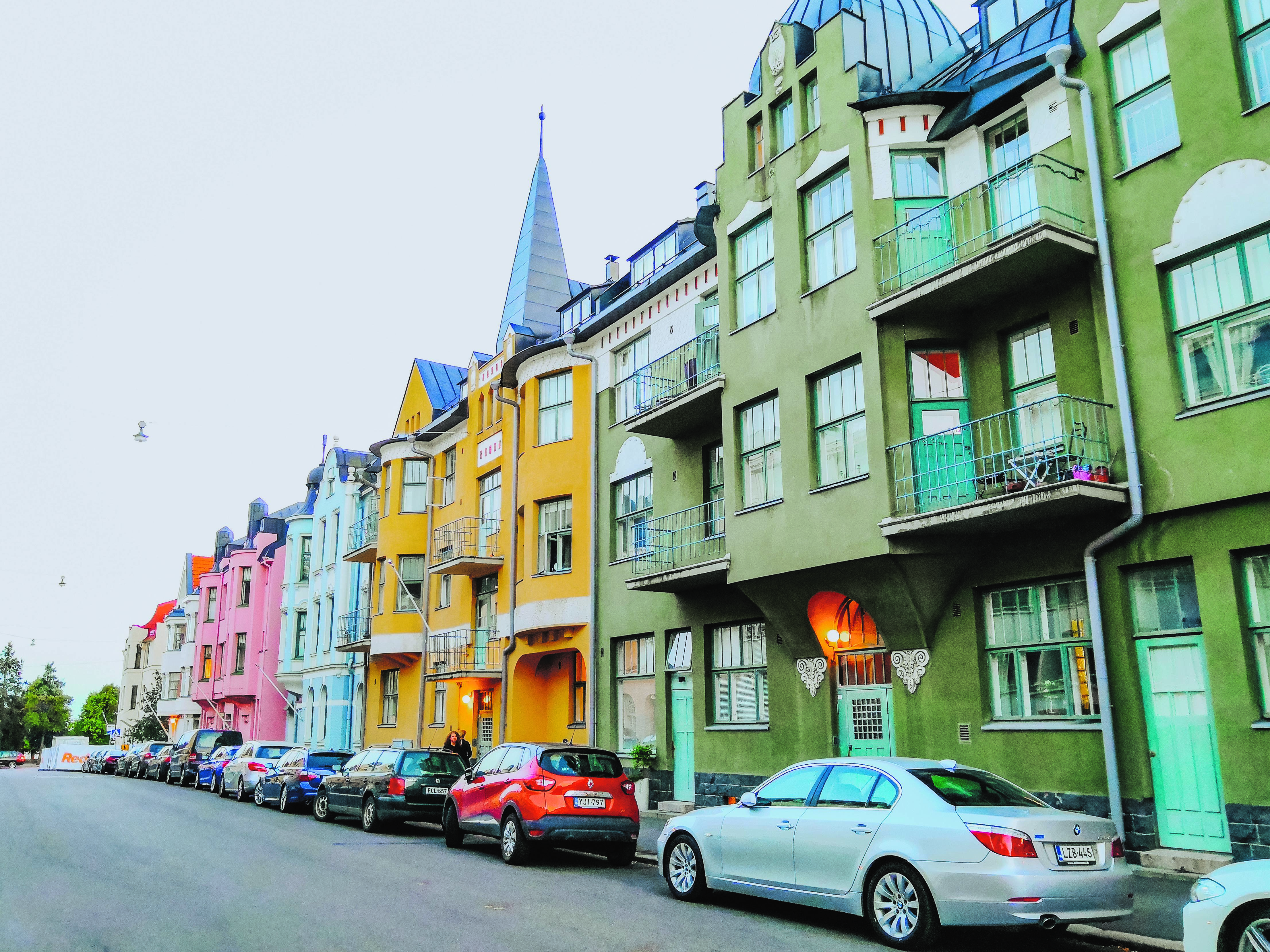 Farbenfrohe Häuserreihe in der Innenstadt von Helsinki