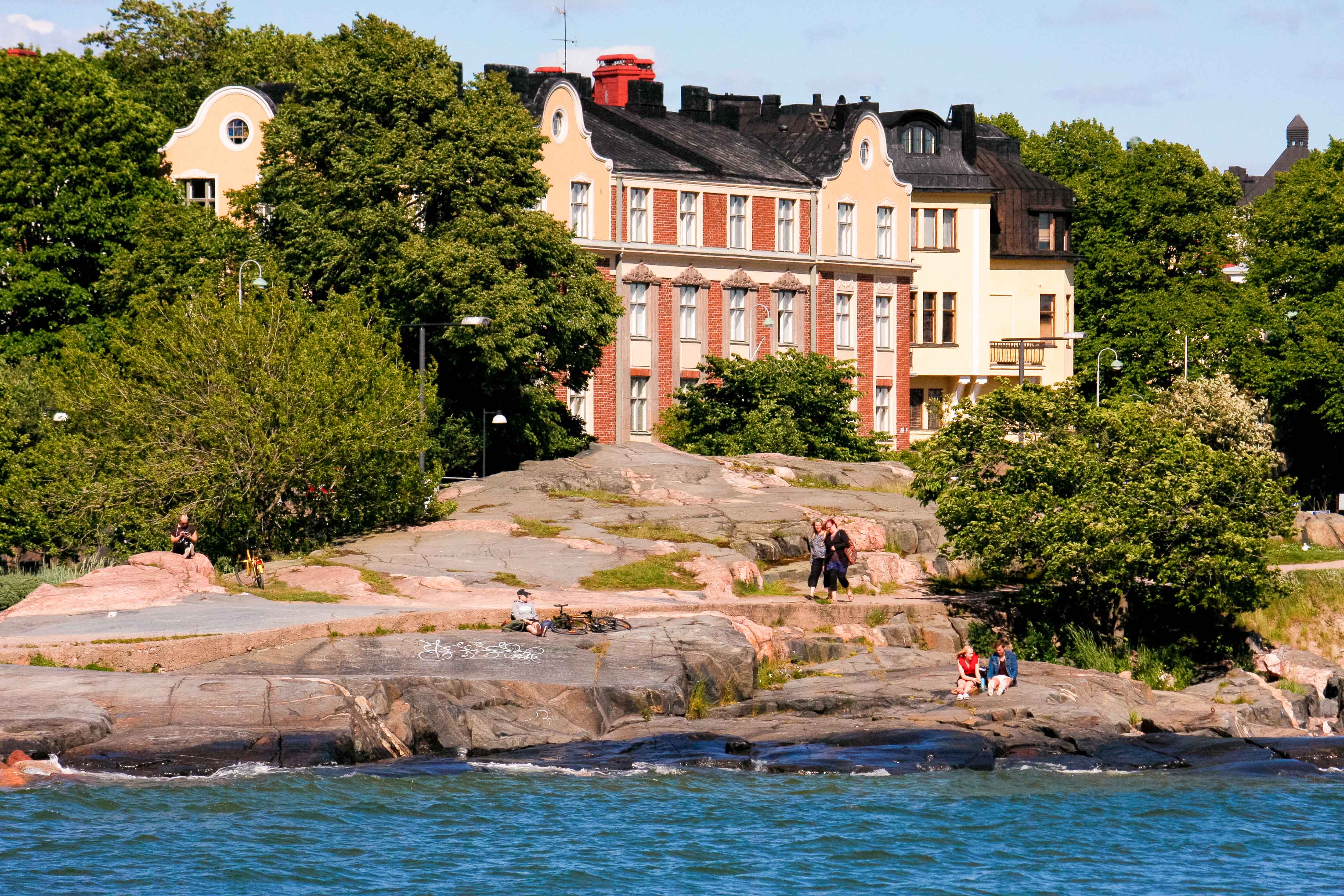 Ein Landschaftsbild, das Jugendstilarchitektur zeigt, aufgenommen vom Ufer des Kaivopuisto-Parks in Helsinki
