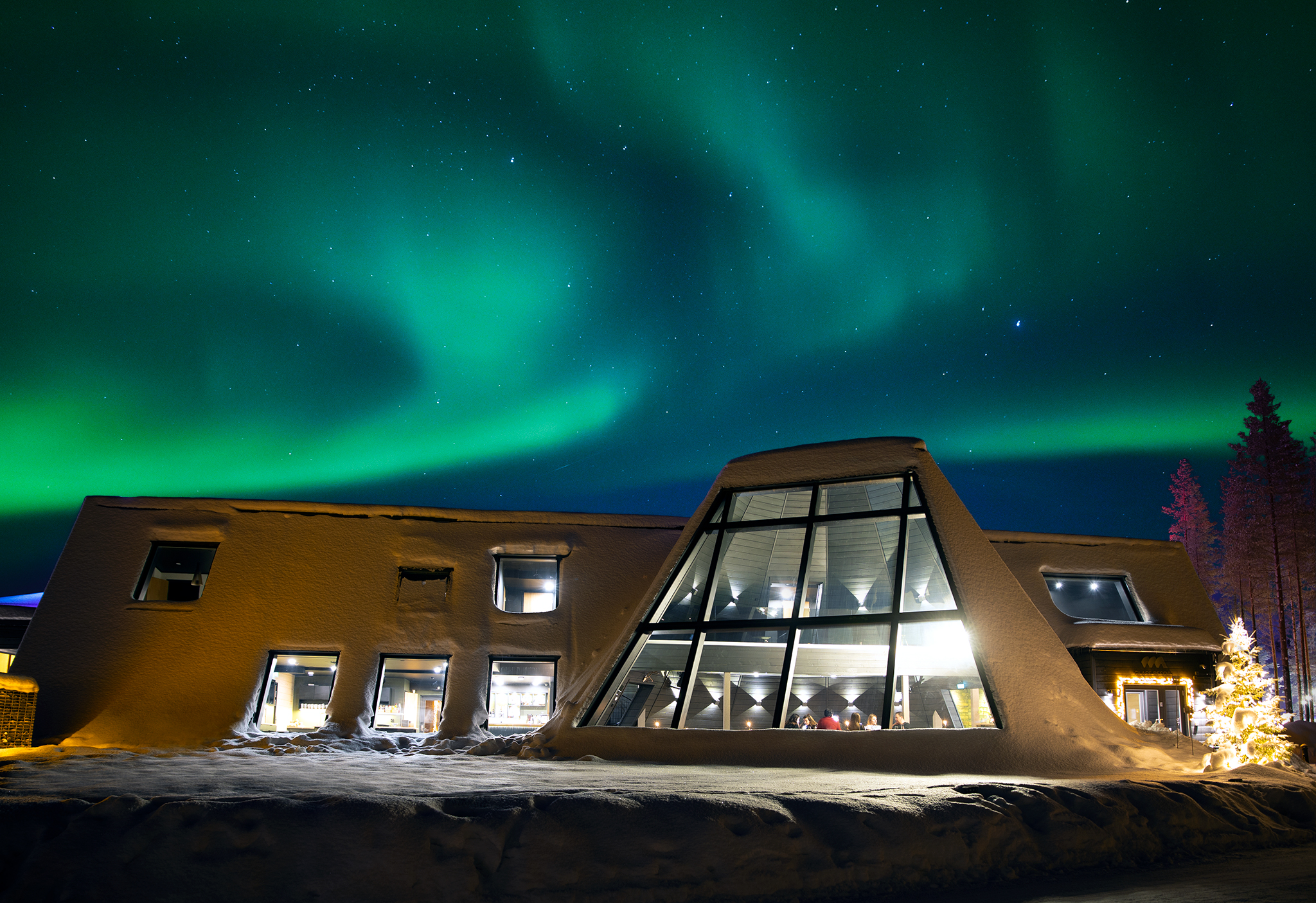 Glasdach-Resort und Restaurant unter Polarlichtern in Lappland