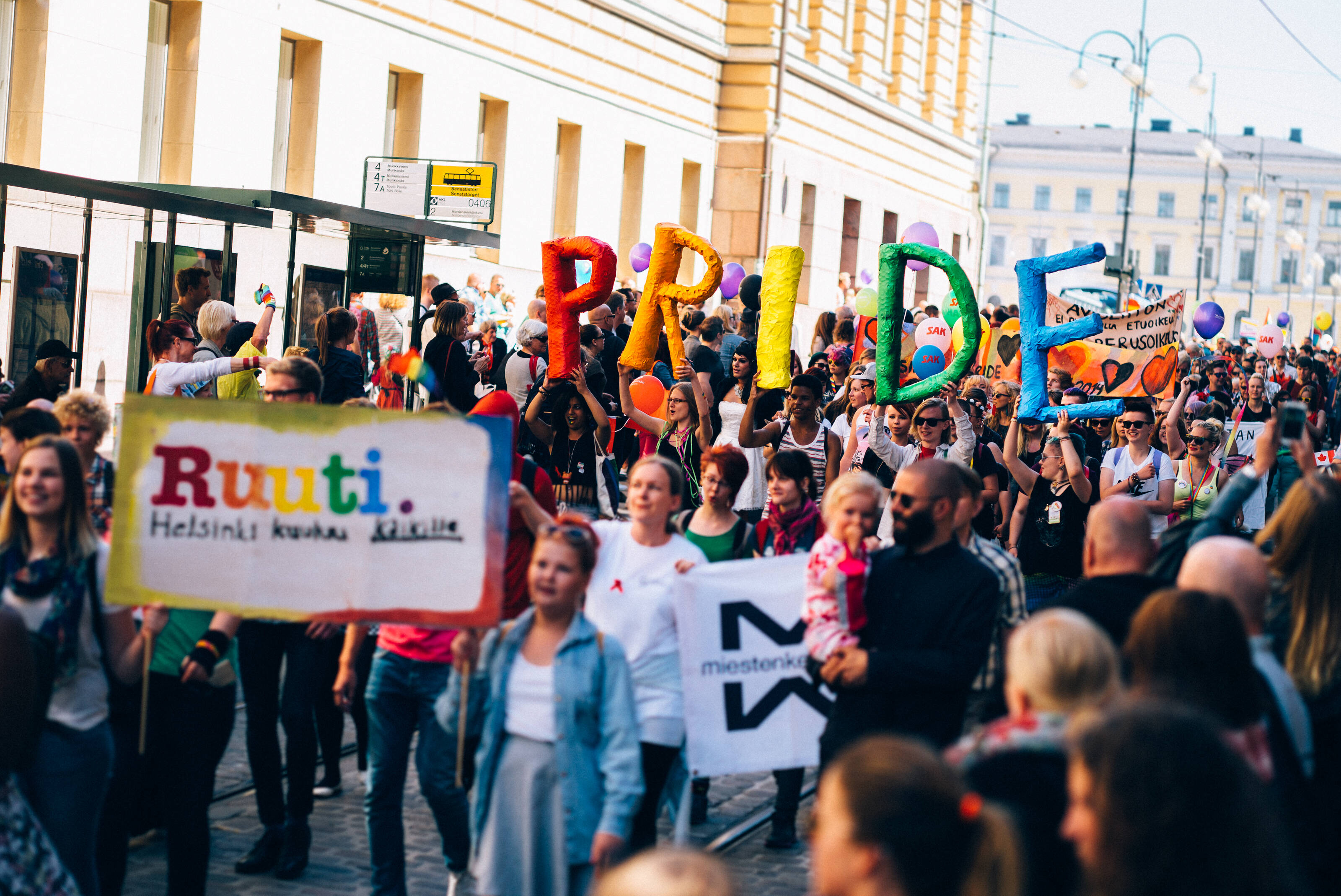 Люди на LGBTQIA-параде в Хельсинки, Финляндия
