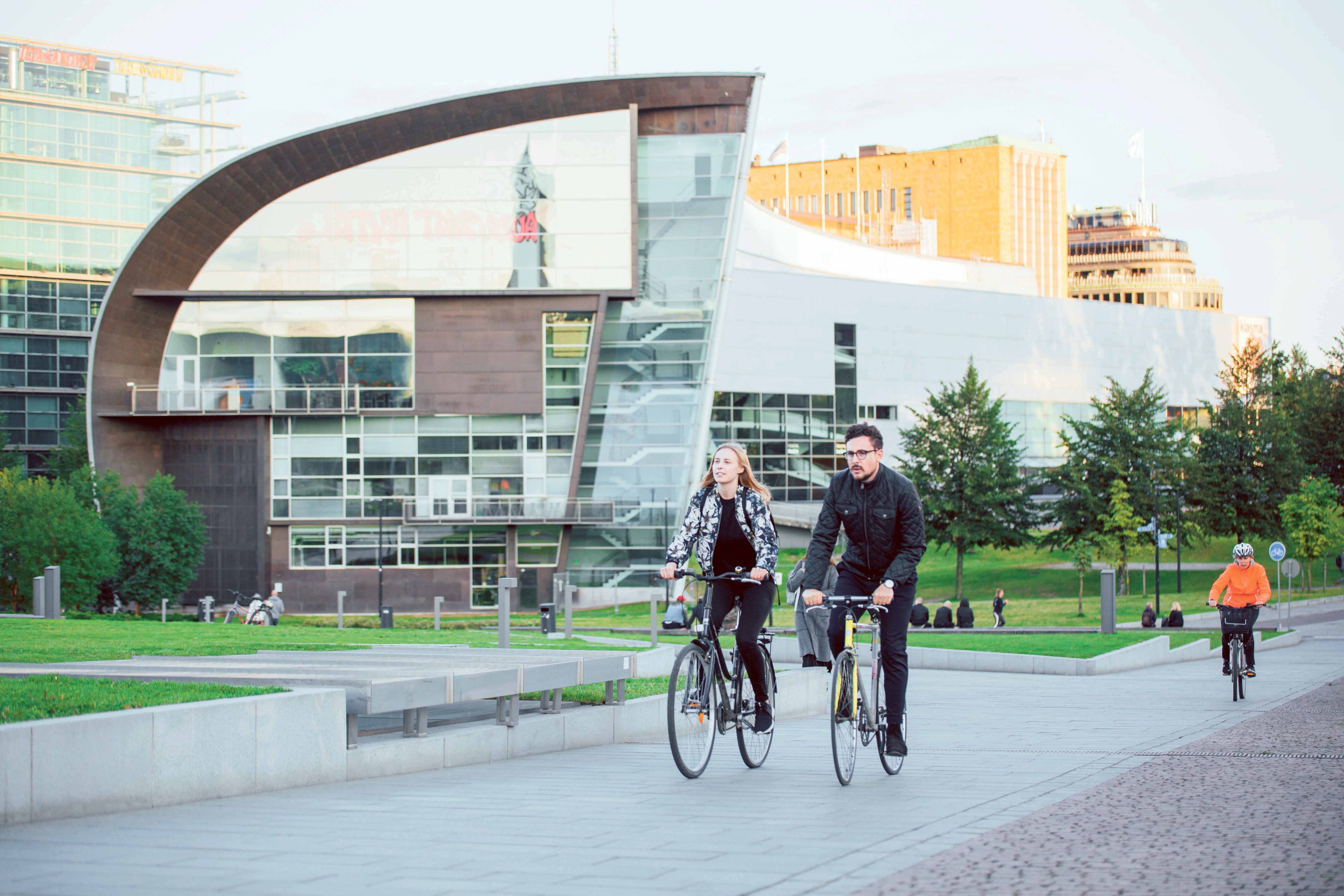 Zwei Fahrradfahrer in der urbanen Umgebung Helsinkis