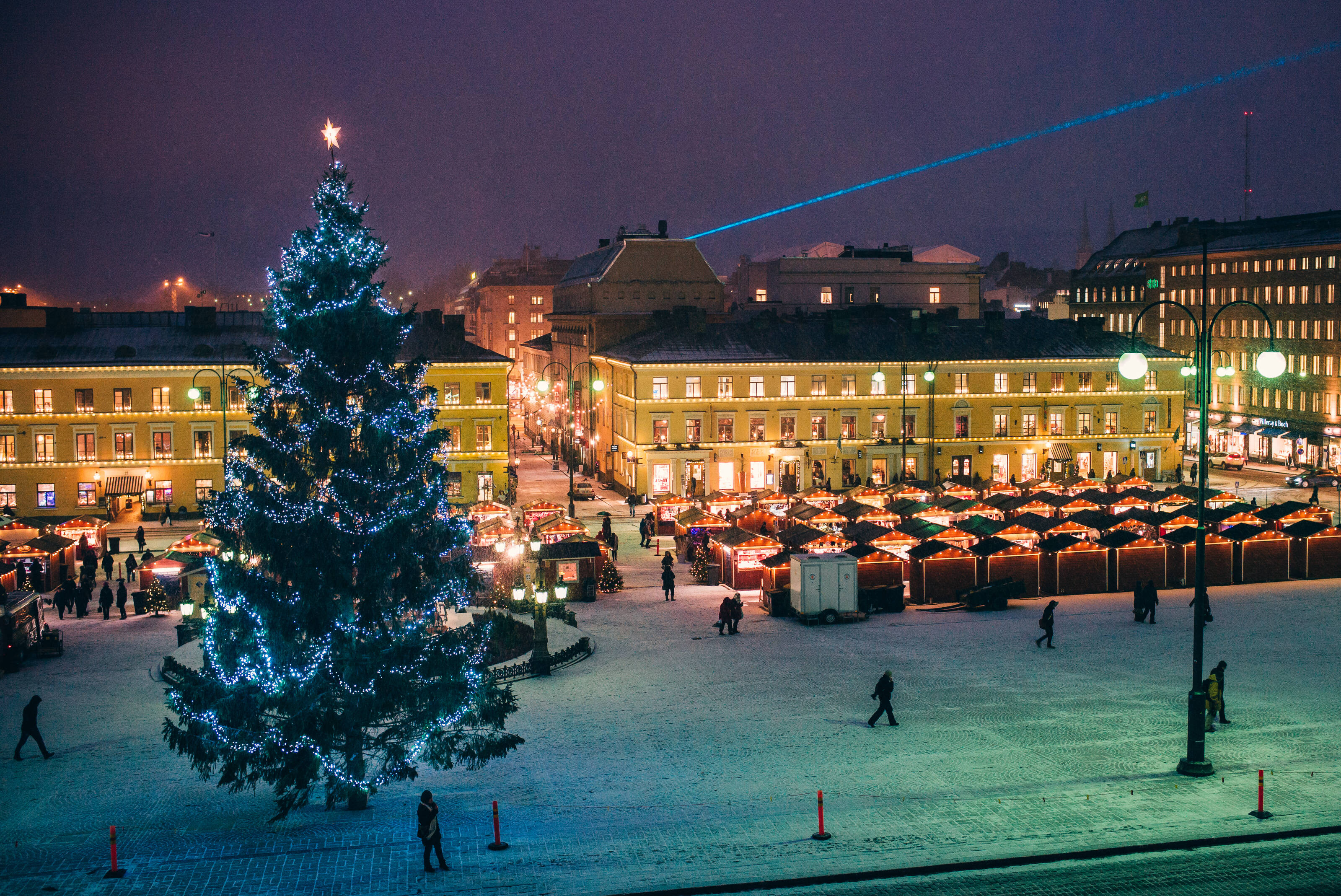 большая рождественская елка и рождественская ярмарка на Сенатской площади в Хельсинки