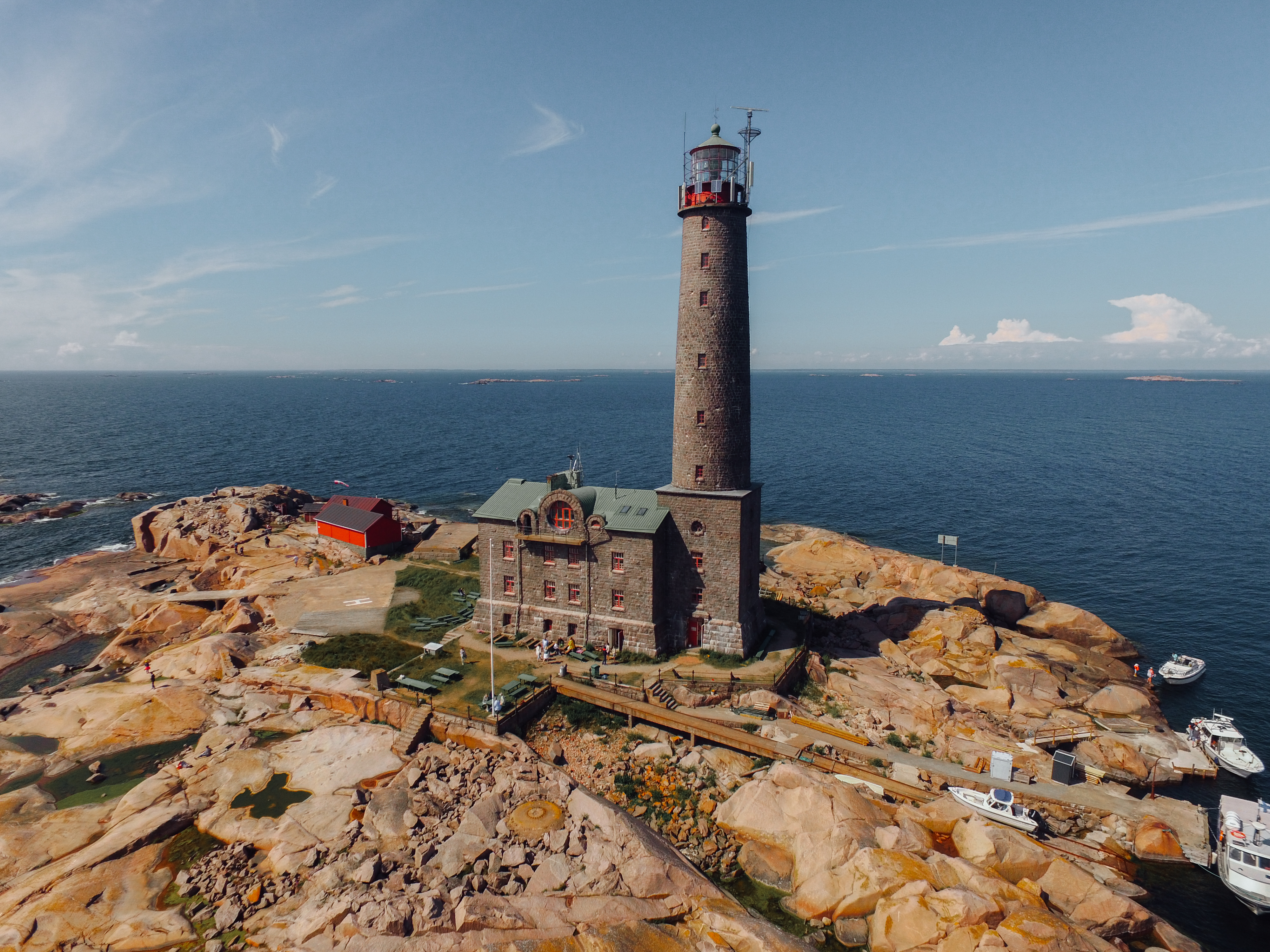 вид с воздуха на маяк на островке в финском архипелаге