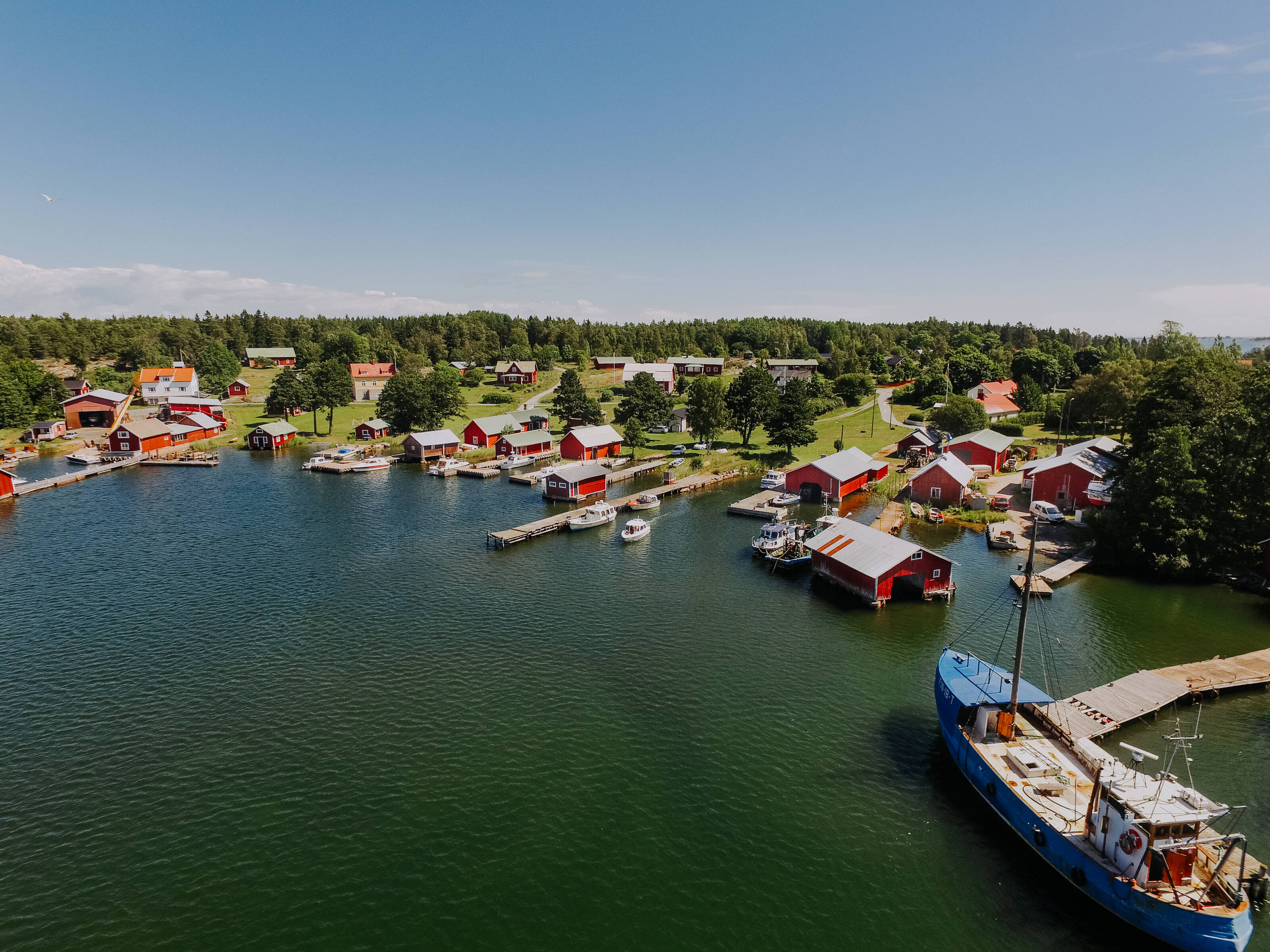 вид с воздуха на деревню в финском архипелаге