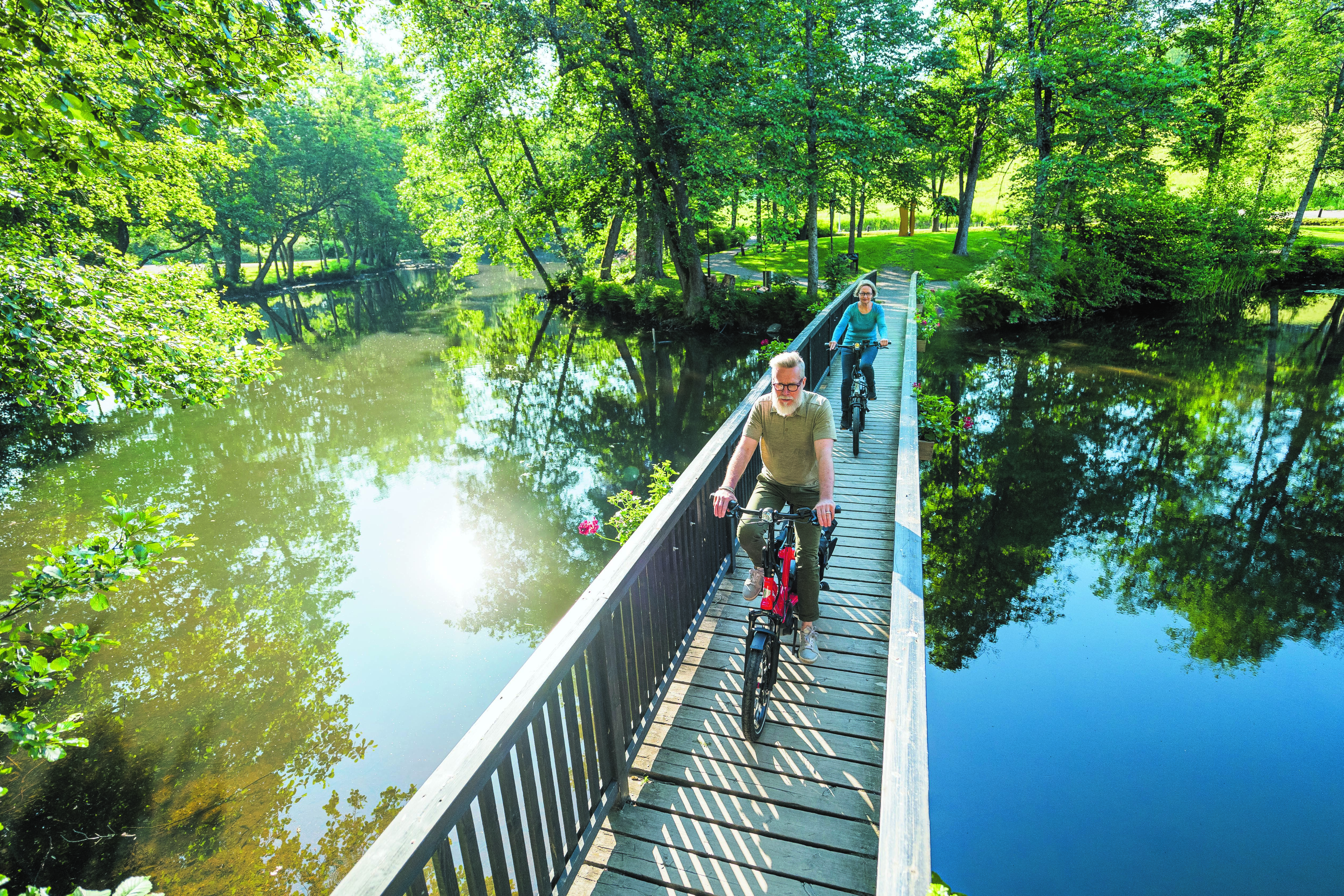 ヴァンター川にかかる細い橋を自転車で走る老夫婦