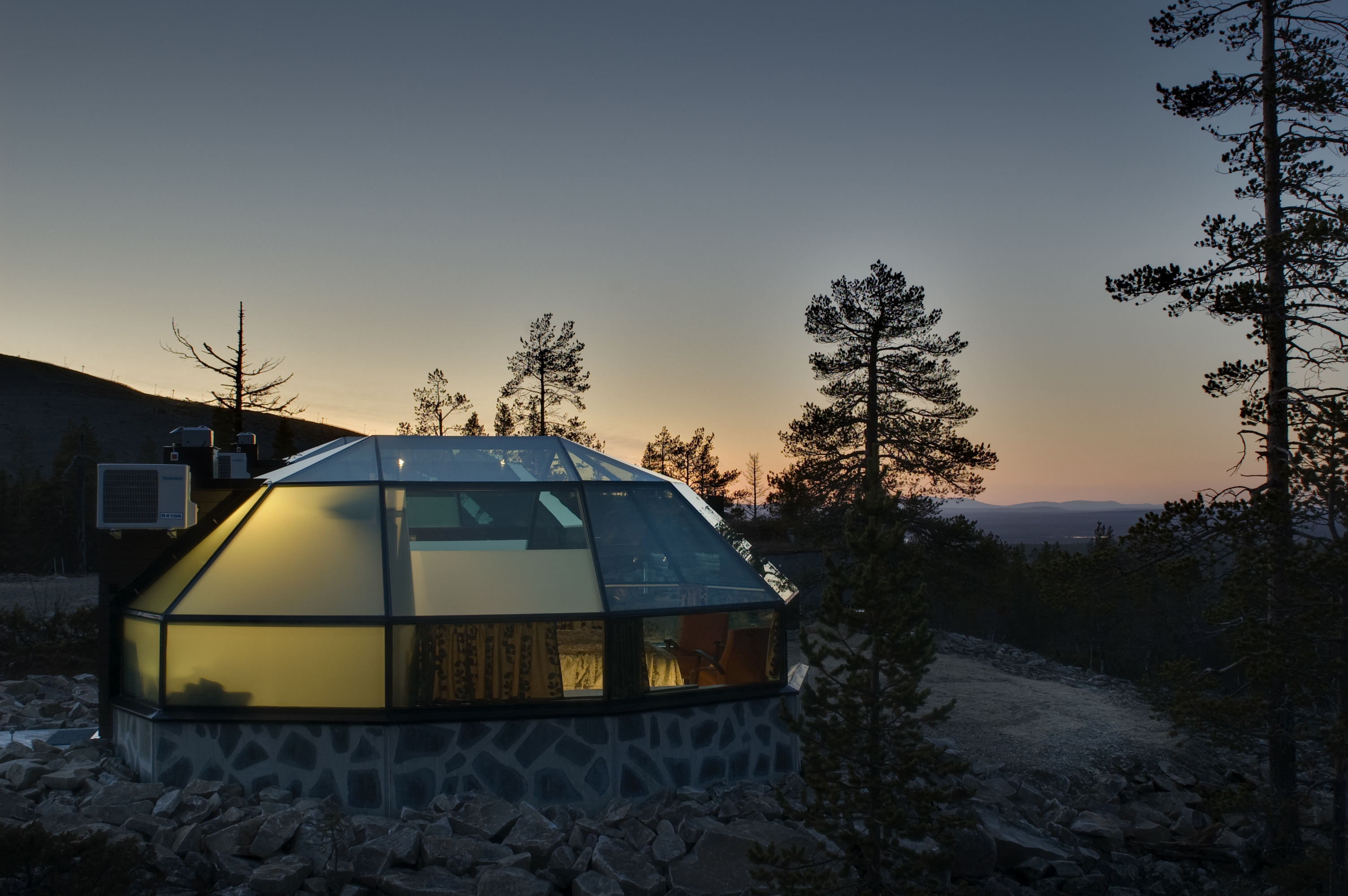 a luxurious hut with glass ceilings in Lapland