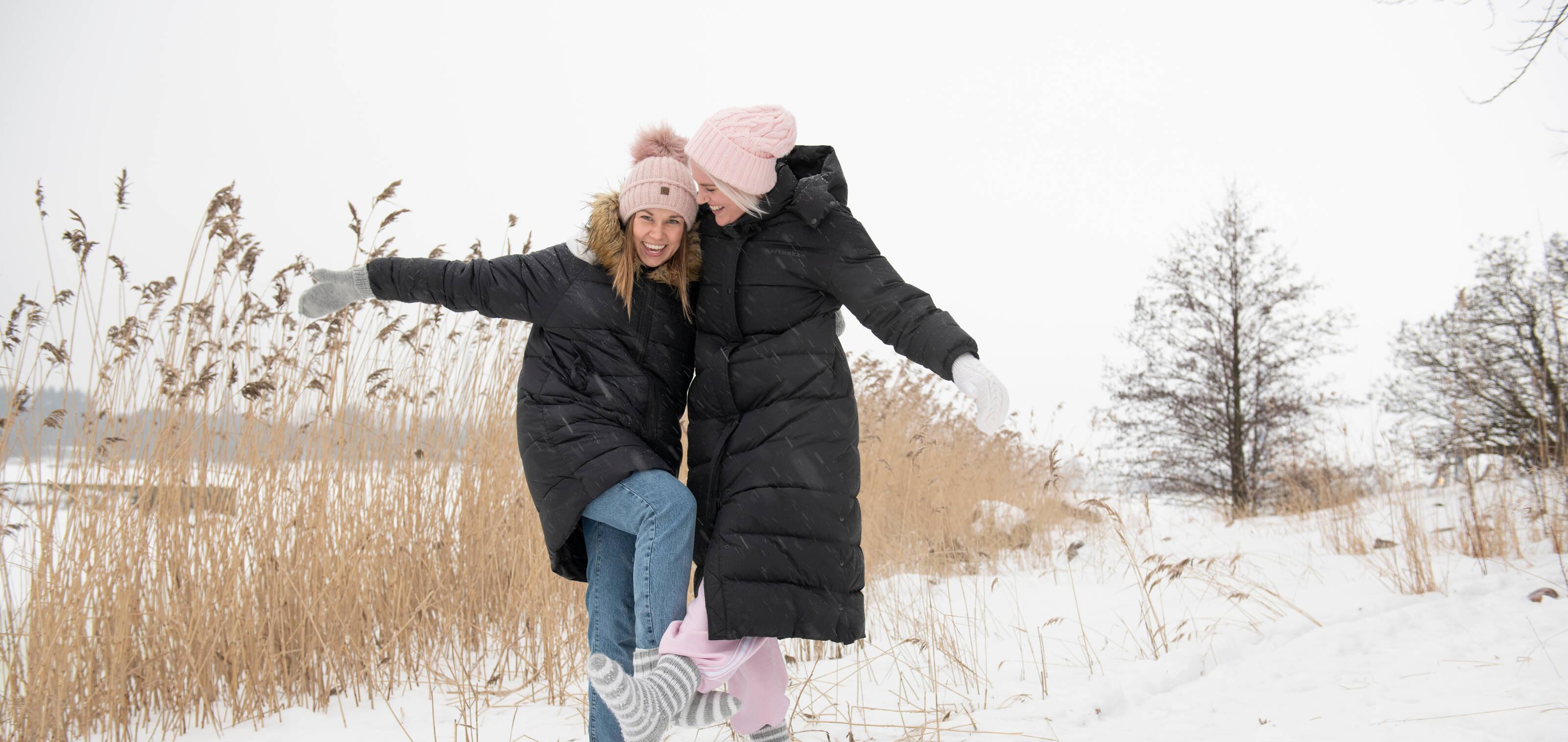 dos mujeres felices riendo en la nieve
