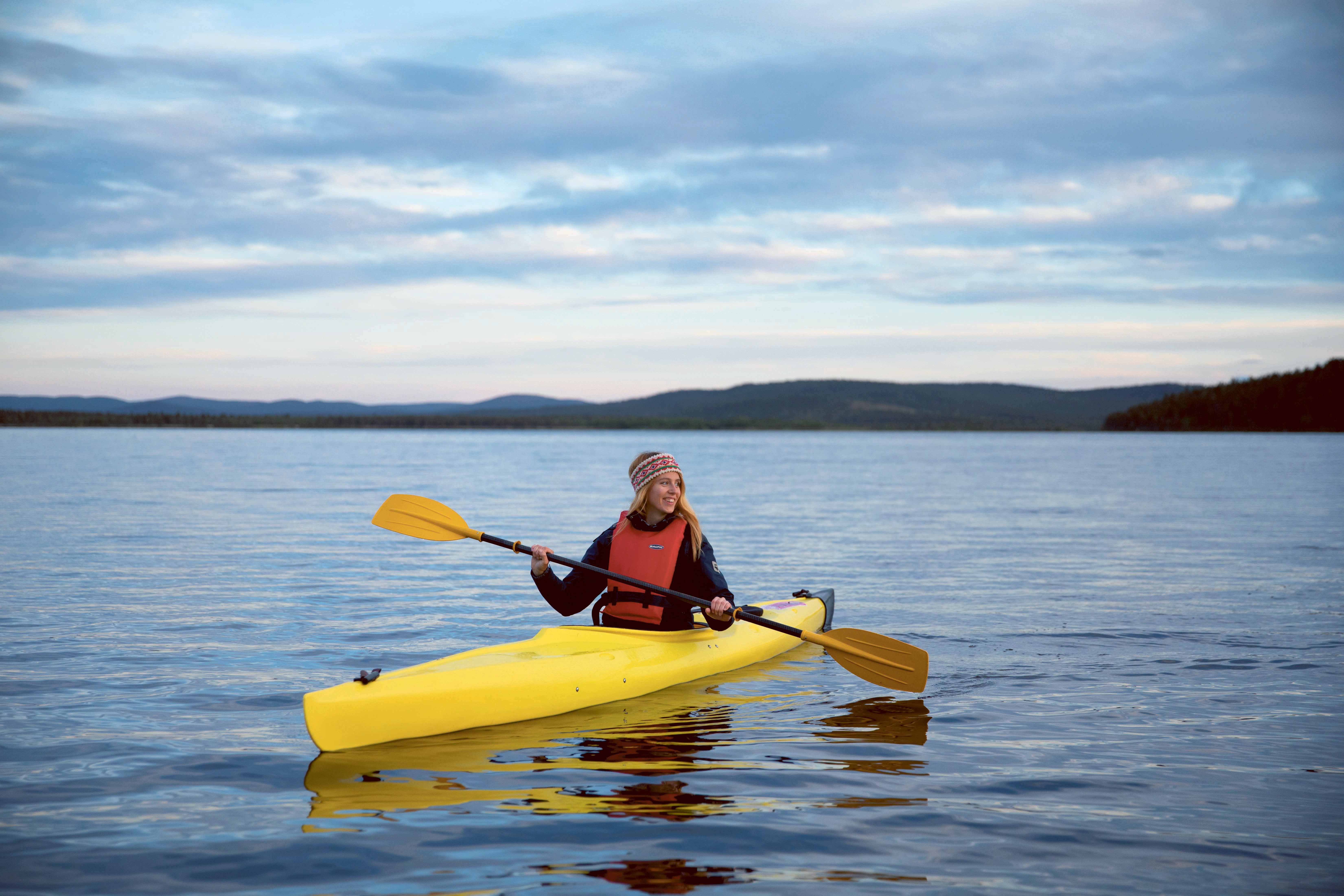 donna in canoa sul lago Inarijärvi