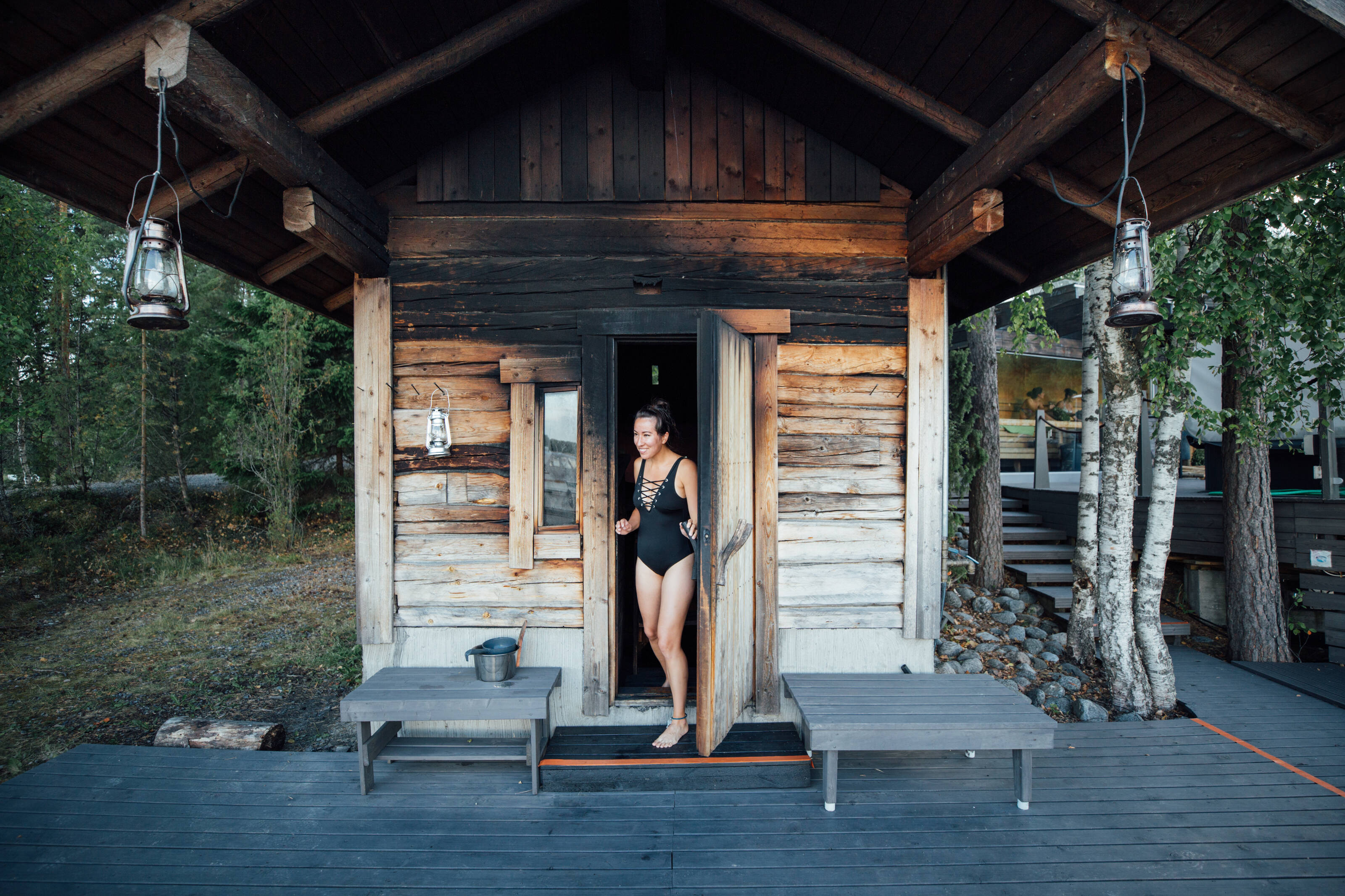 Una mujer saliendo de una sauna de humo caliente