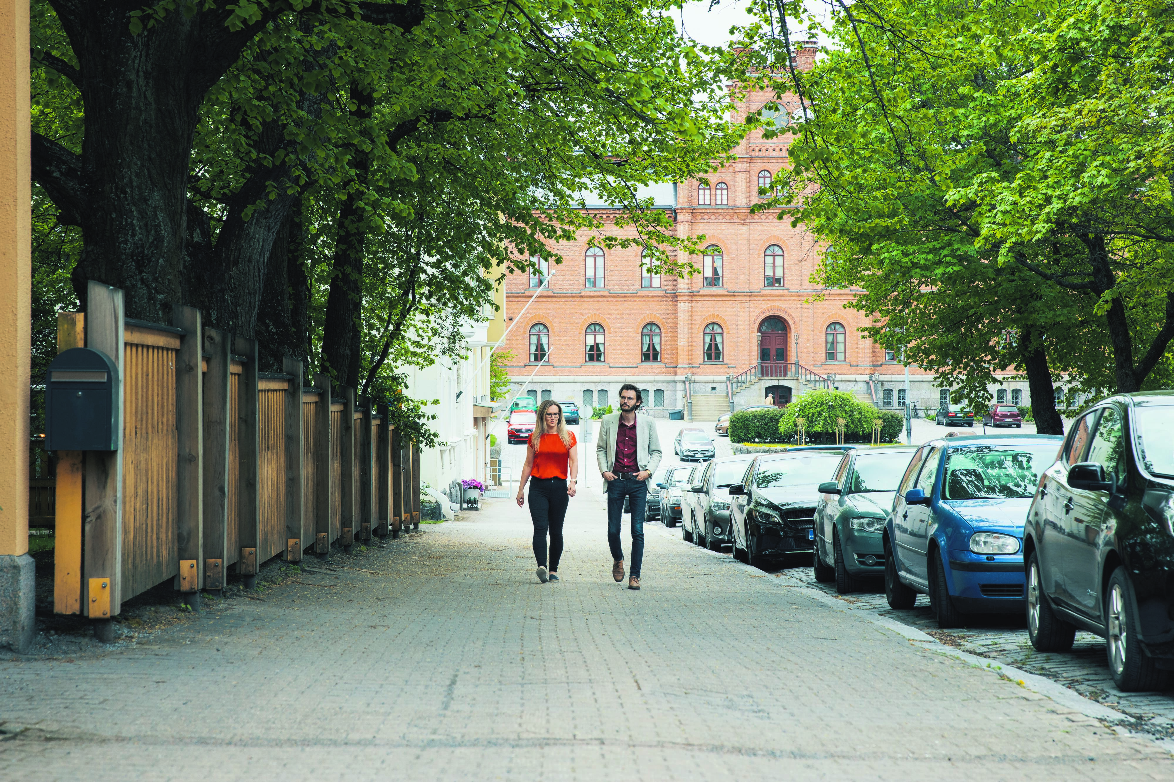 Gente caminando por las calles de Vaasa