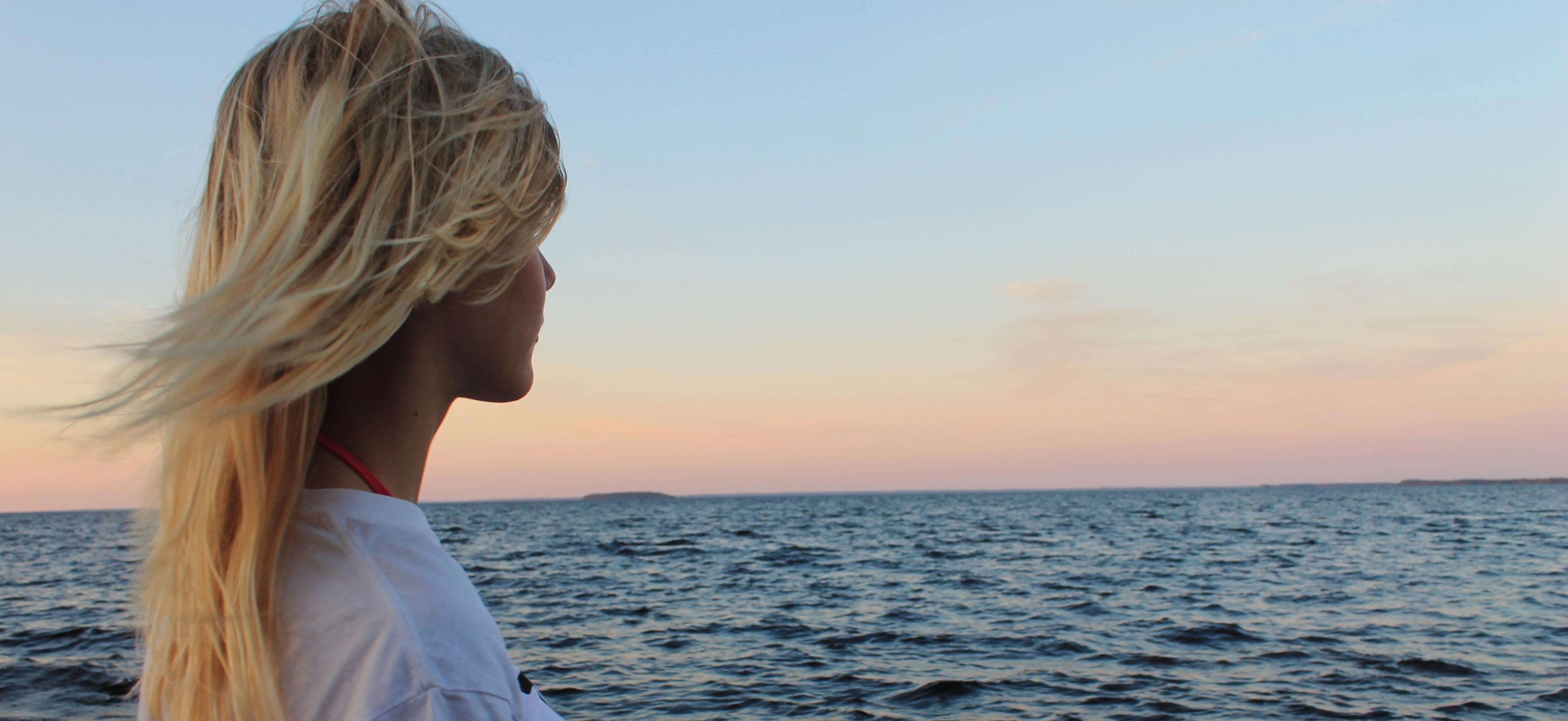 Eine Frau blickt auf den Oulujärvi-See in Finnland
