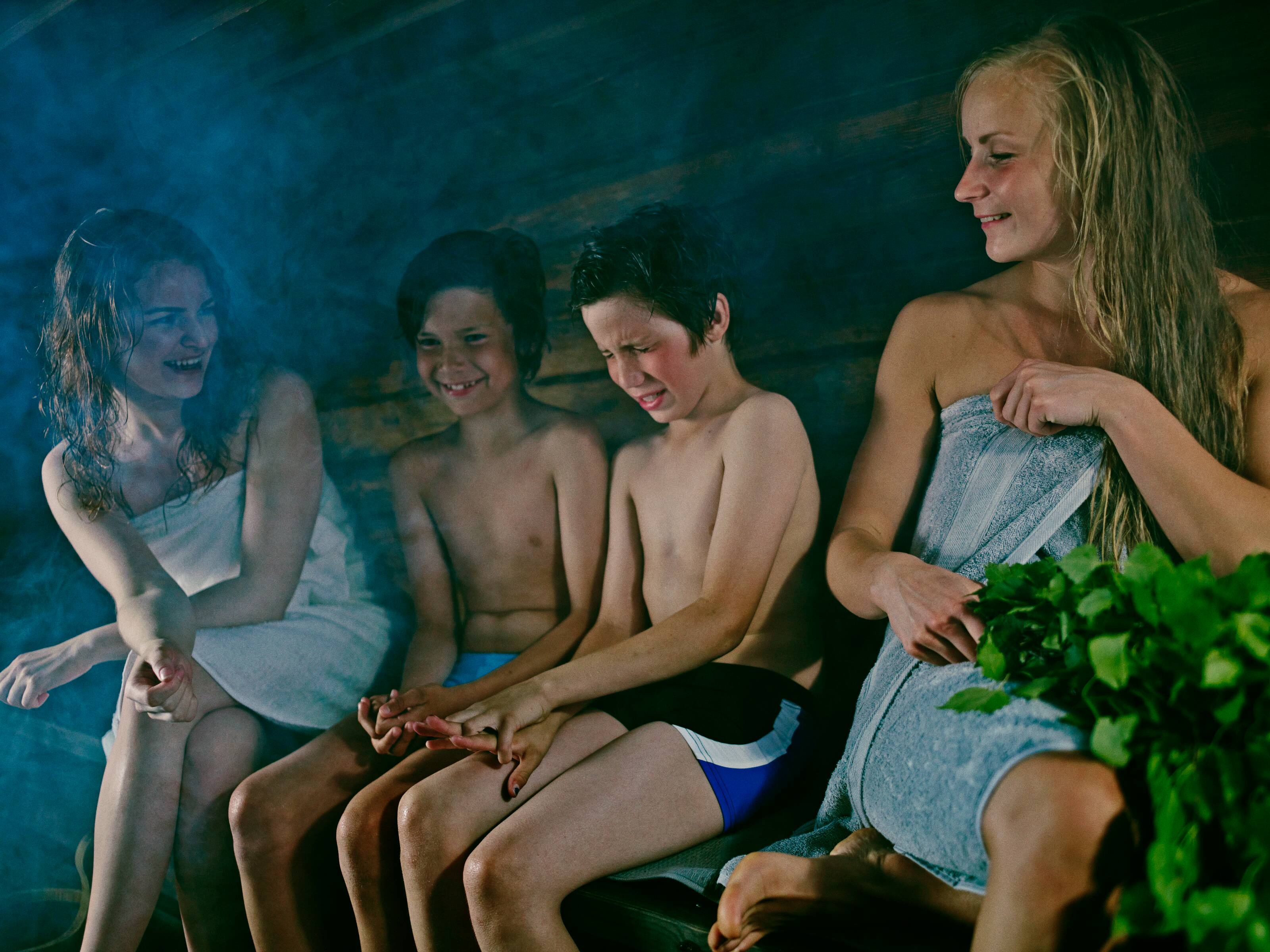 Frauen und Kinder genießen einen Besuch in einer finnischen Sauna