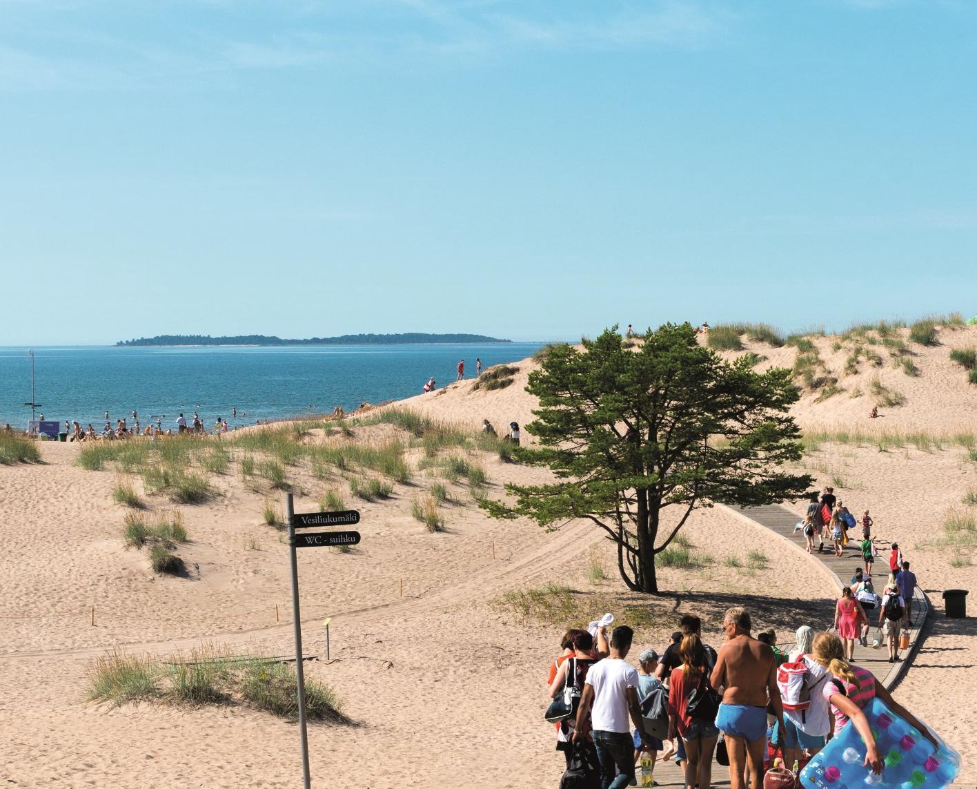 песчаные дюны и люди на пляже Юютери, Финляндия