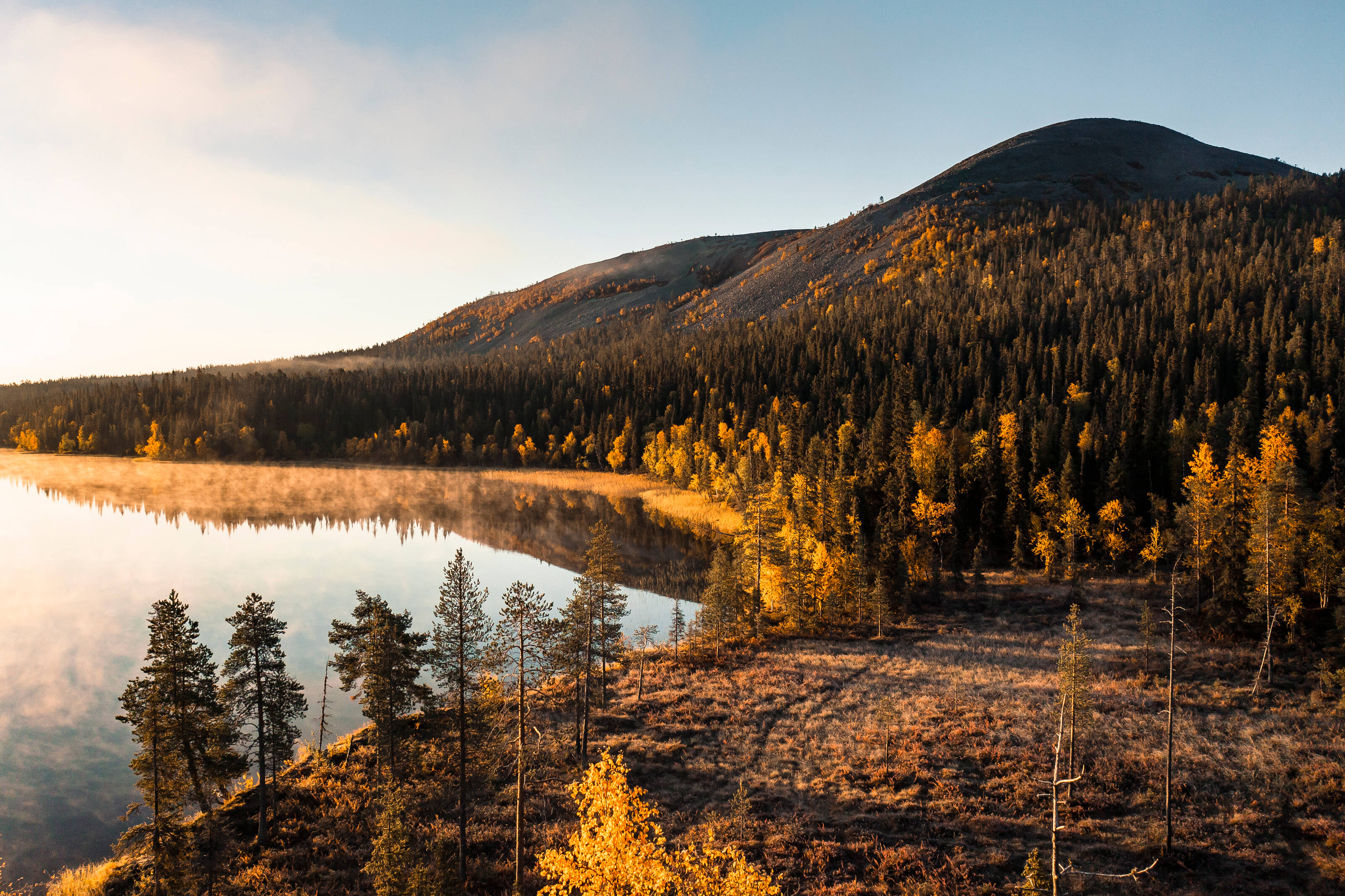 Landschaftsansicht von Finnisch-Lappland mit einem See am Fuße des Fjells