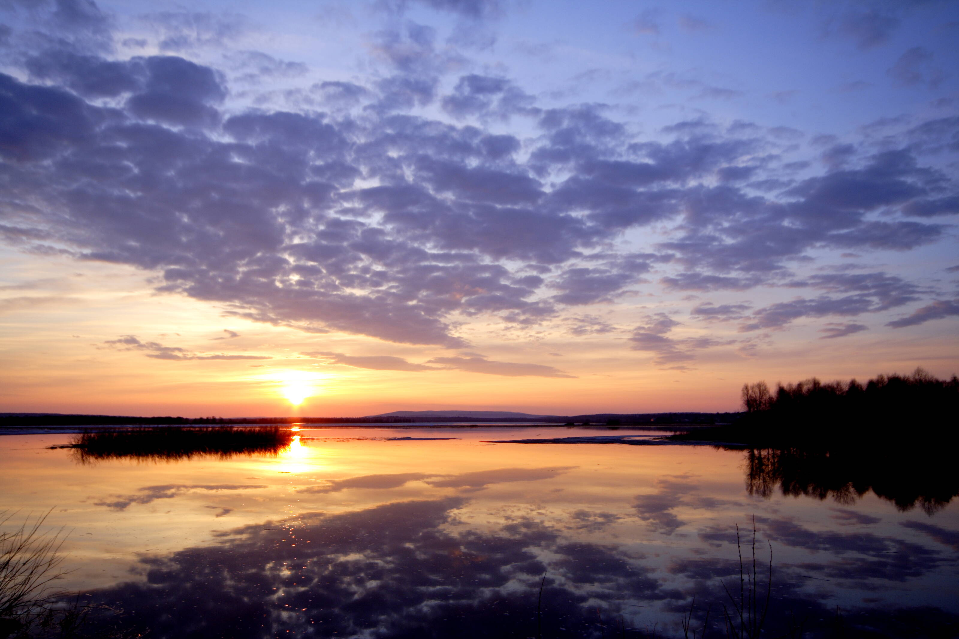 フィンランド・ラップランドの眠らない湖の風景