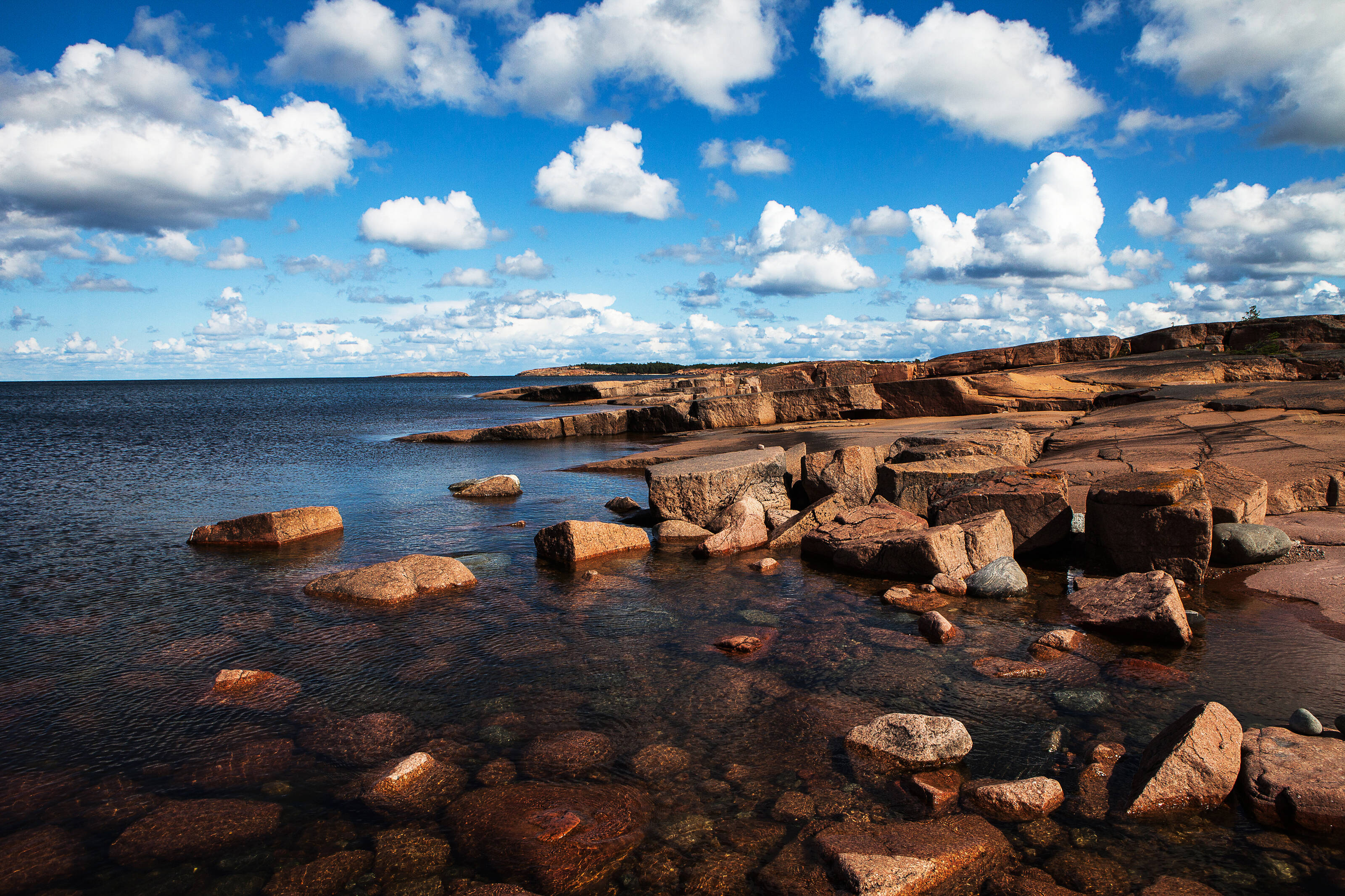 rocas escarpadas en las costas del archipiélago finlandés