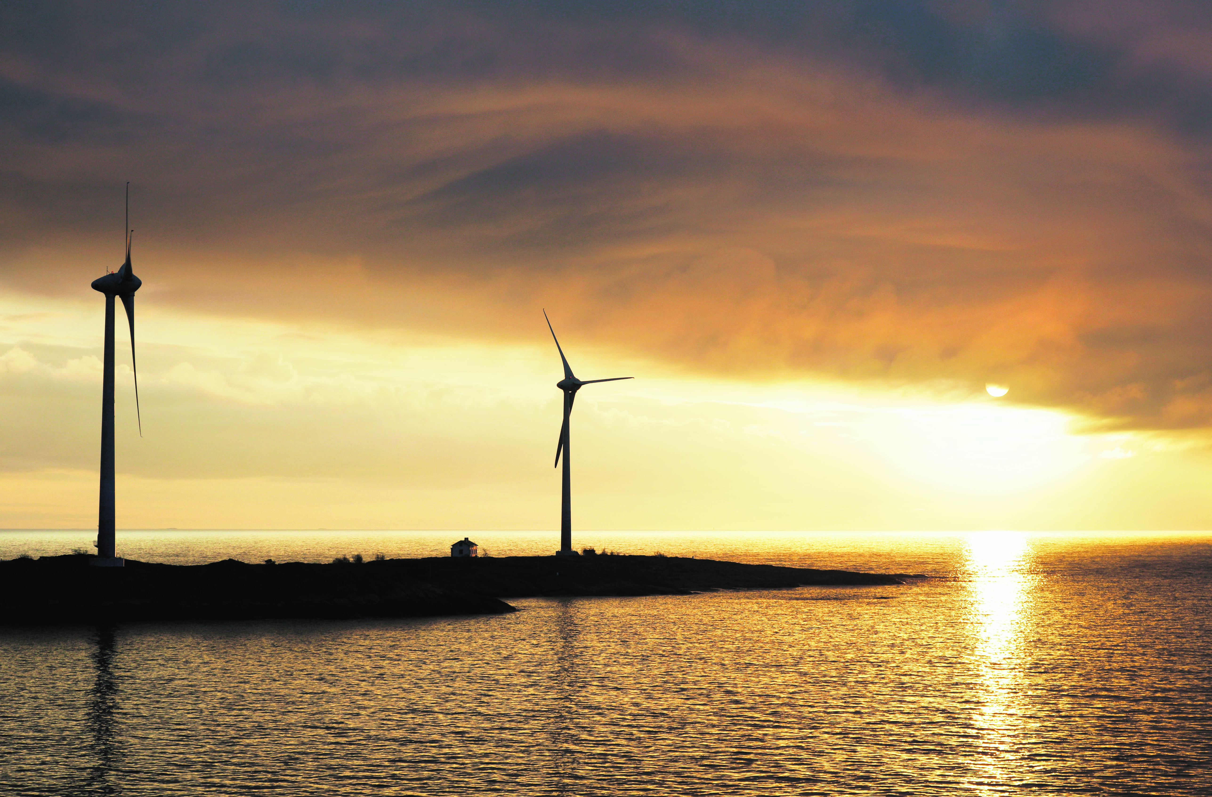 Windpark bei Sonnenuntergang auf einer Insel des finnischen Archipels