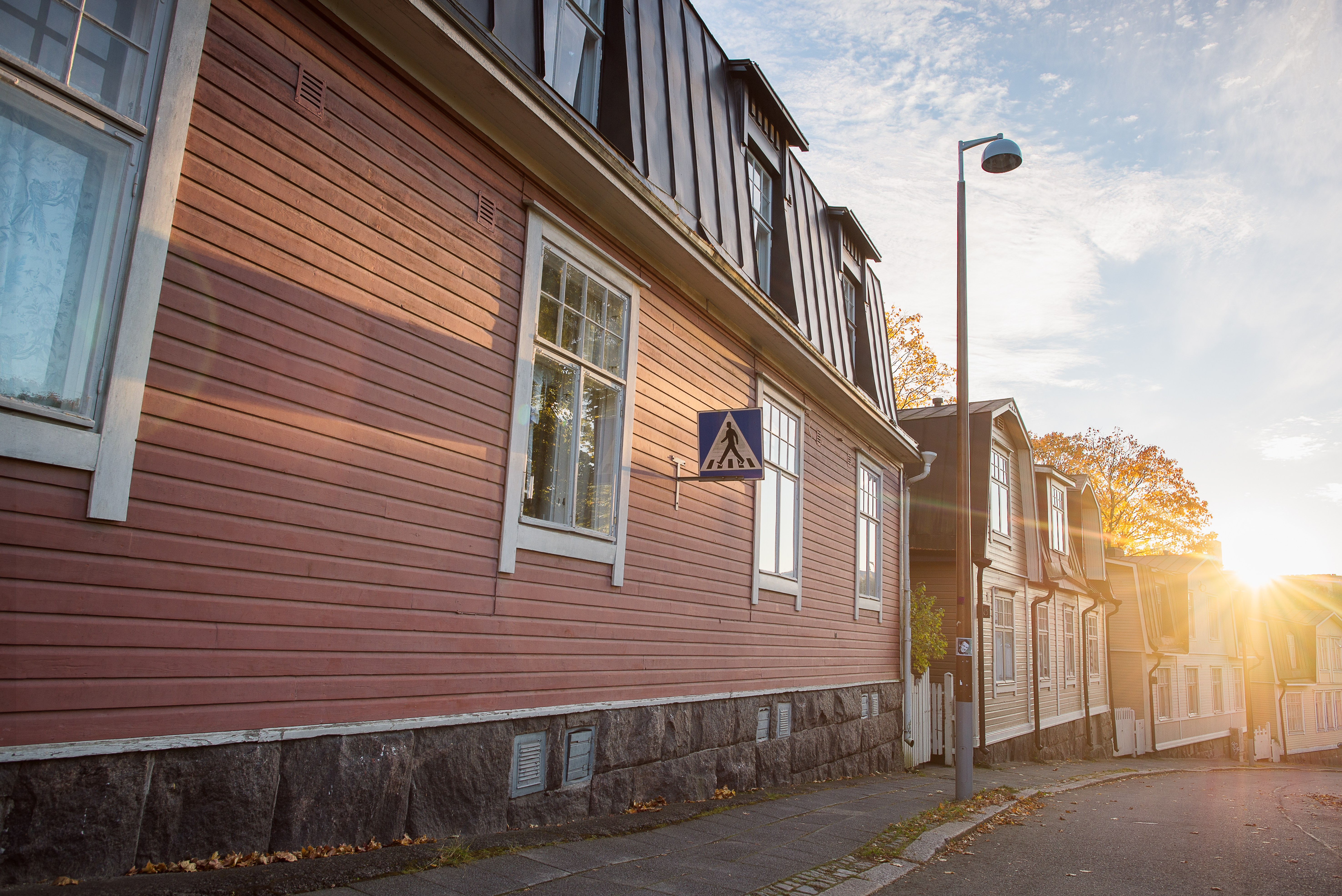 Старый деревянный дом в старинном районе Валлила в центре Хельсинки